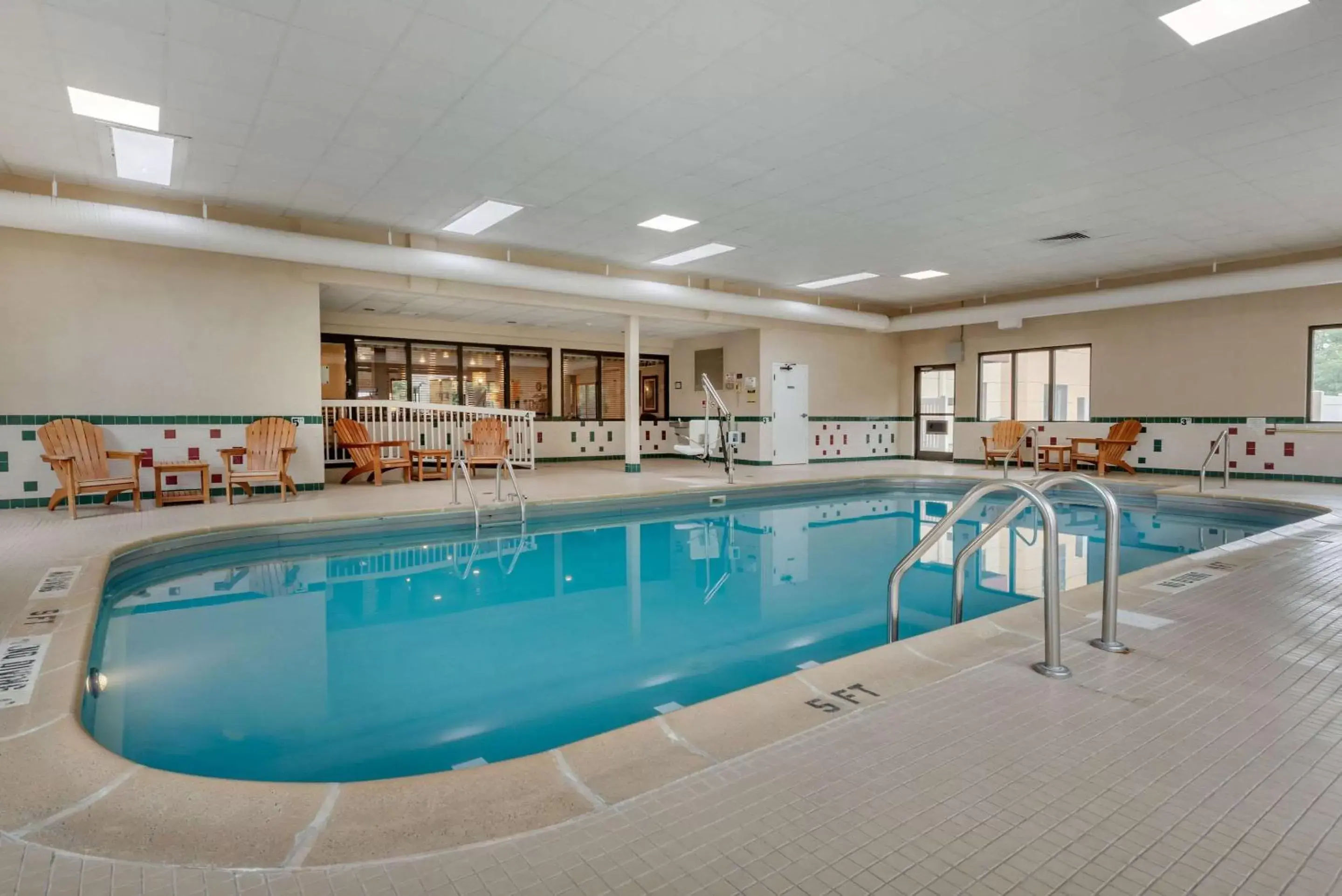 Pool view in Comfort Suites near Route 66 Pool view in Comfort Suites near Route 66