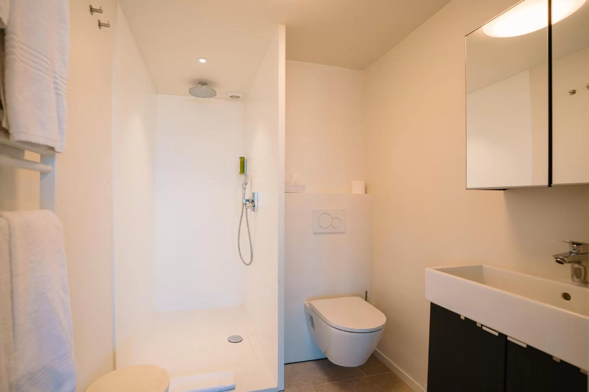 Shower in Hotel du Bassin