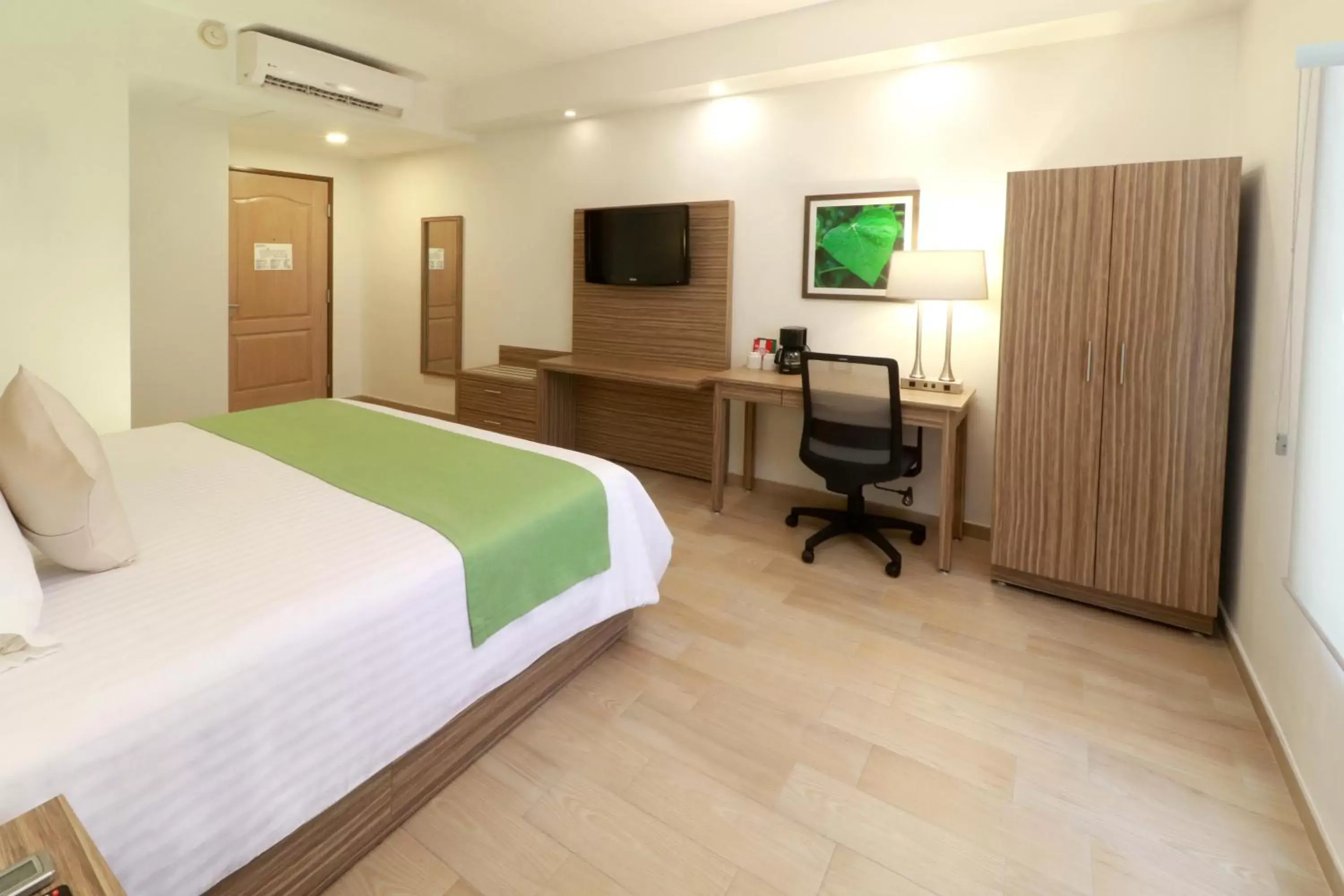 TV and multimedia, Bed in Wyndham Garden Monterrey Valle Real TV and multimedia, Bed in Wyndham Garden Monterrey Valle Real