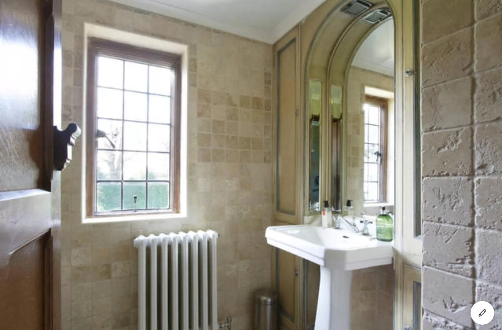 Bathroom in B&B Harlington Manor