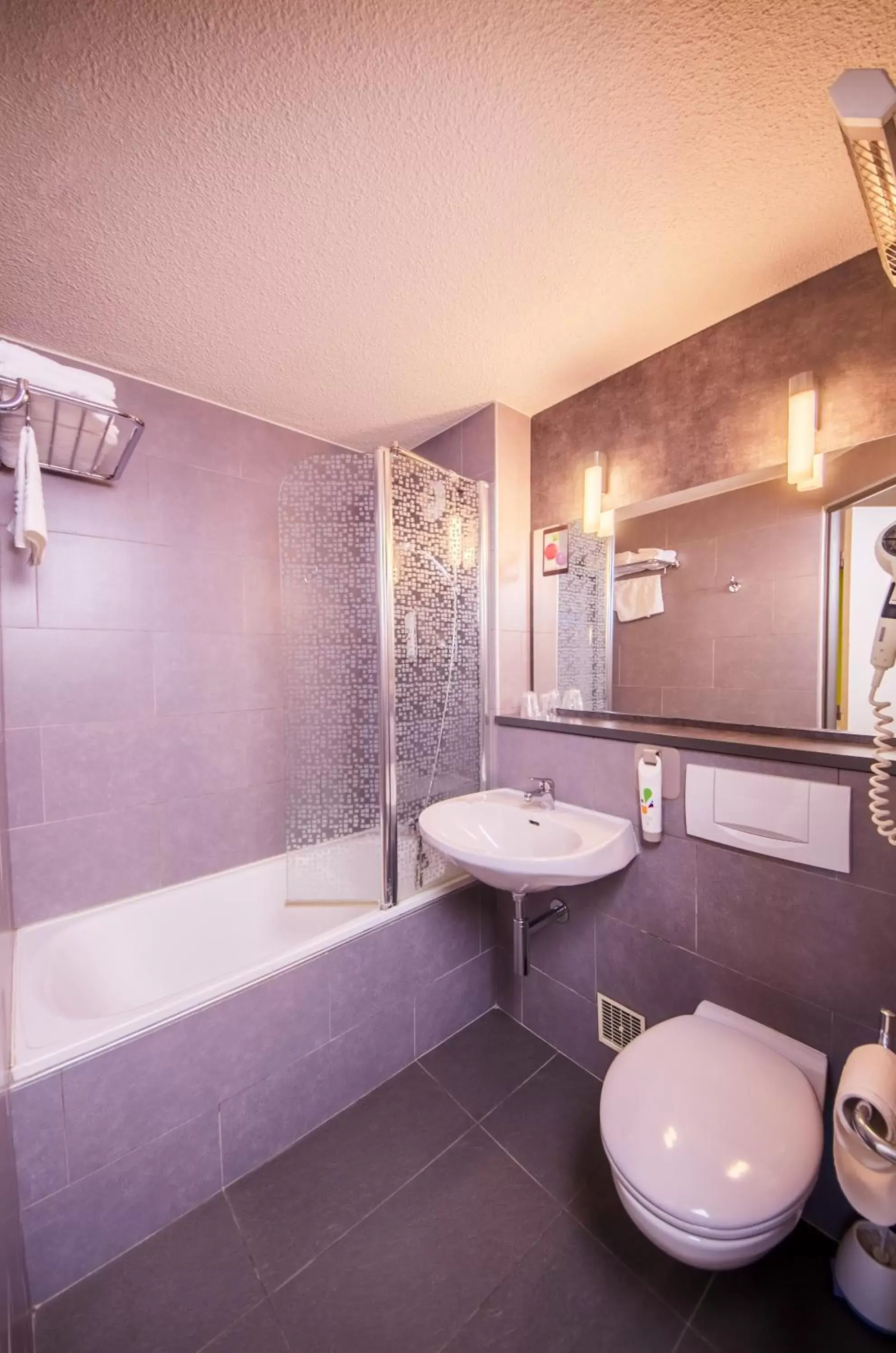 Bathroom in ibis styles Brive Ouest