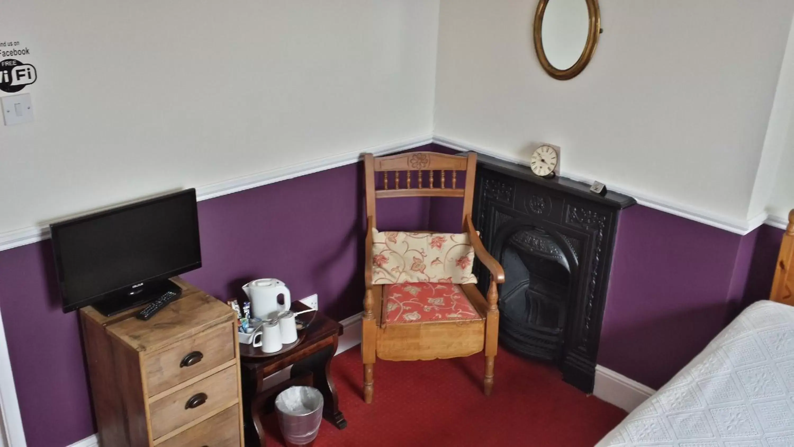 Seating area, TV/Entertainment Center in The Ship Inn