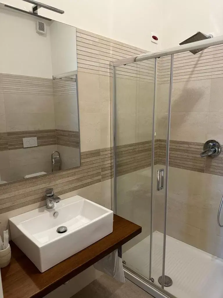 Single Room with Private Bathroom in Hotel Il Duca barbablu Single Room with Private Bathroom in Hotel Il Duca barbablu