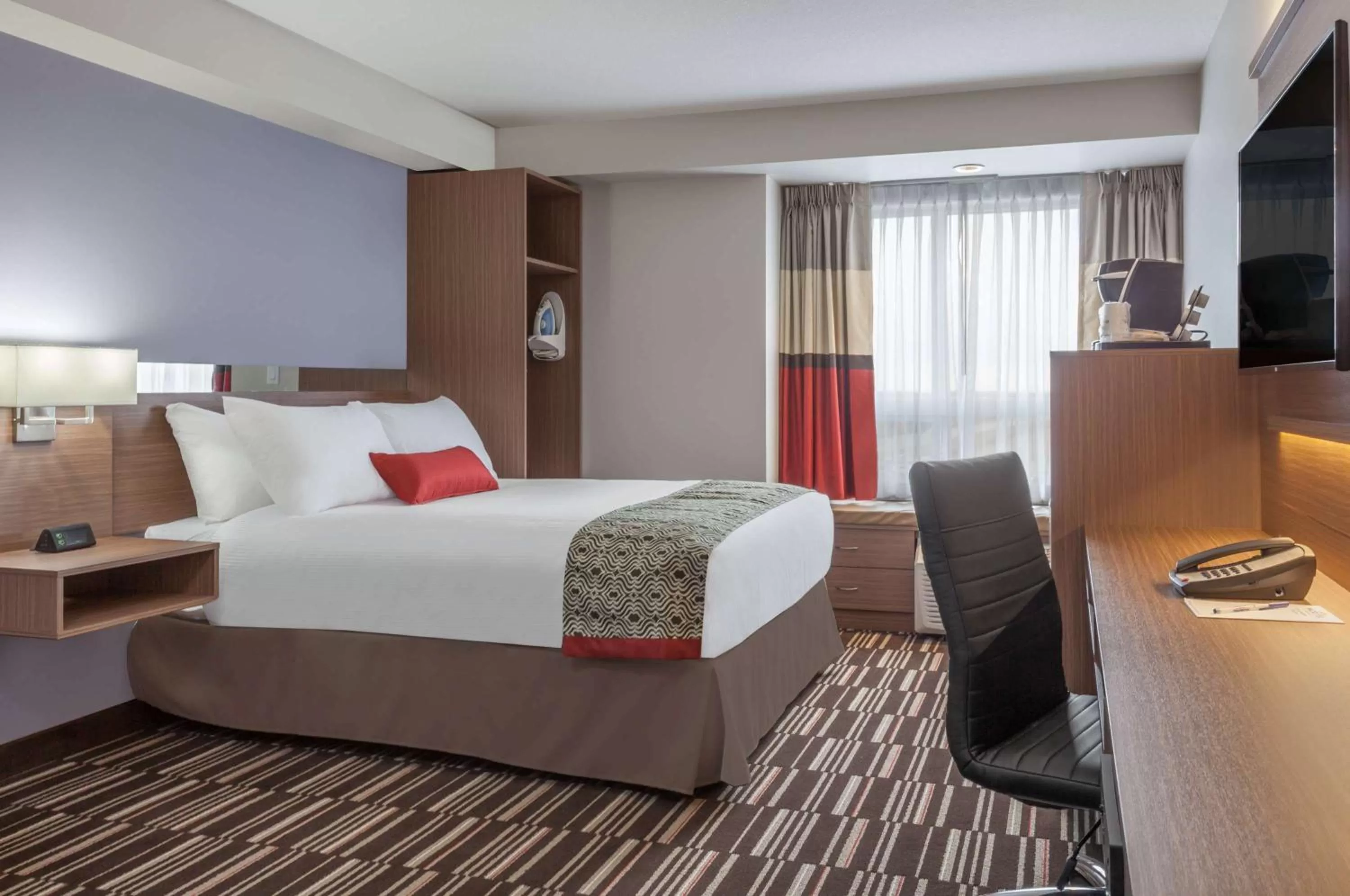 Queen Room - Mobility Access/Non-Smoking in Microtel Inn & Suites by Wyndham Oyster Bay Ladysmith