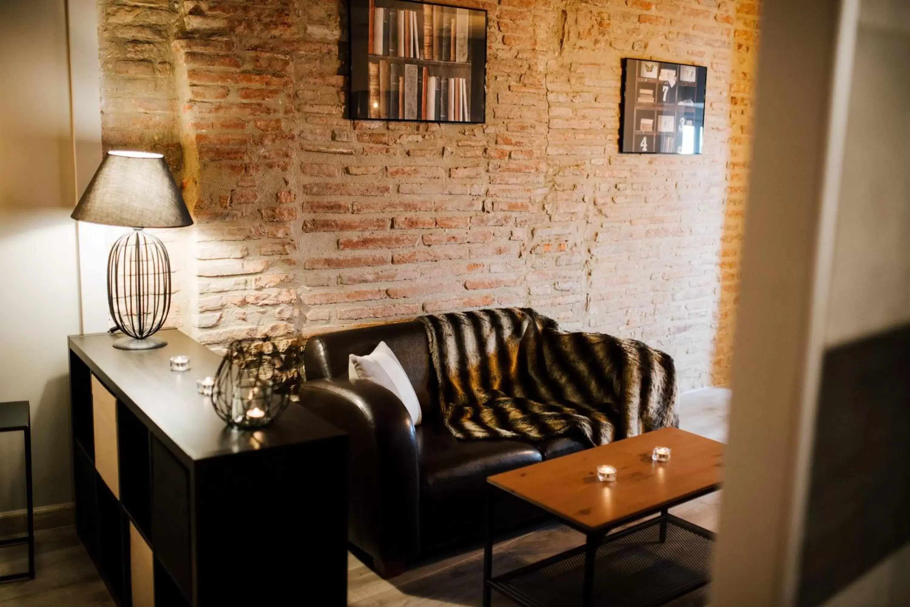 Living room, Seating Area in La Suite Romantique avec Jacuzzi au Cœur de Perpignan
