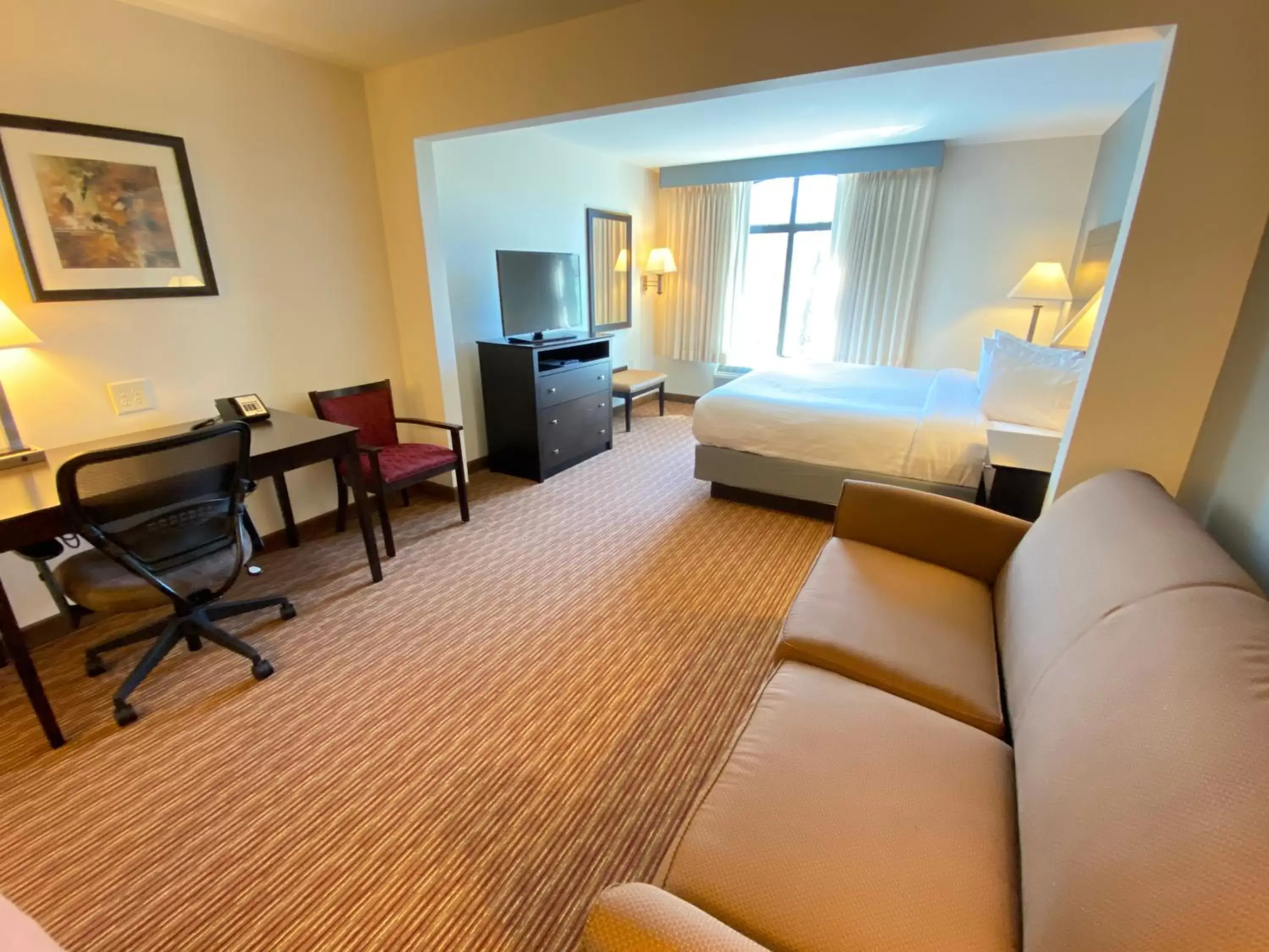 Bedroom, Seating Area in Wingate by Wyndham State Arena Raleigh/Cary Hotel