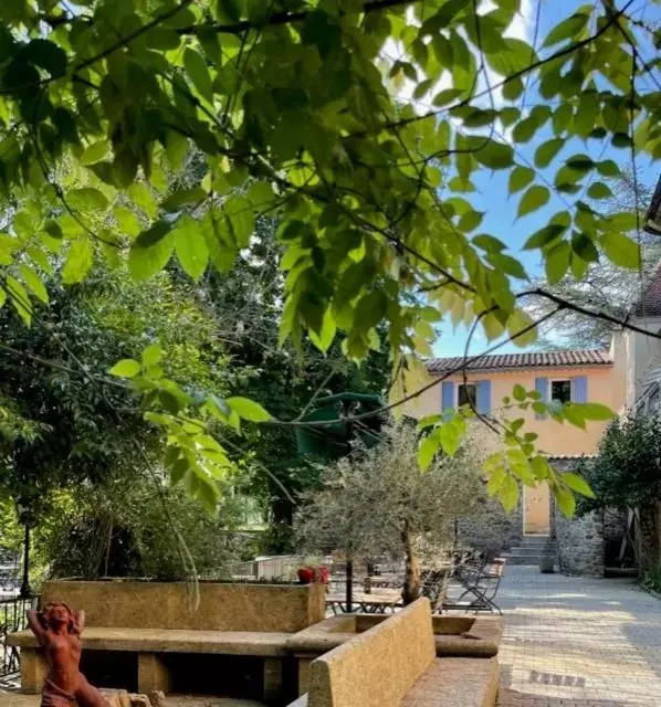 Garden in Logis Hotel Restaurant Le Domaine de la Régalière Garden in Logis Hotel Restaurant Le Domaine de la Régalière