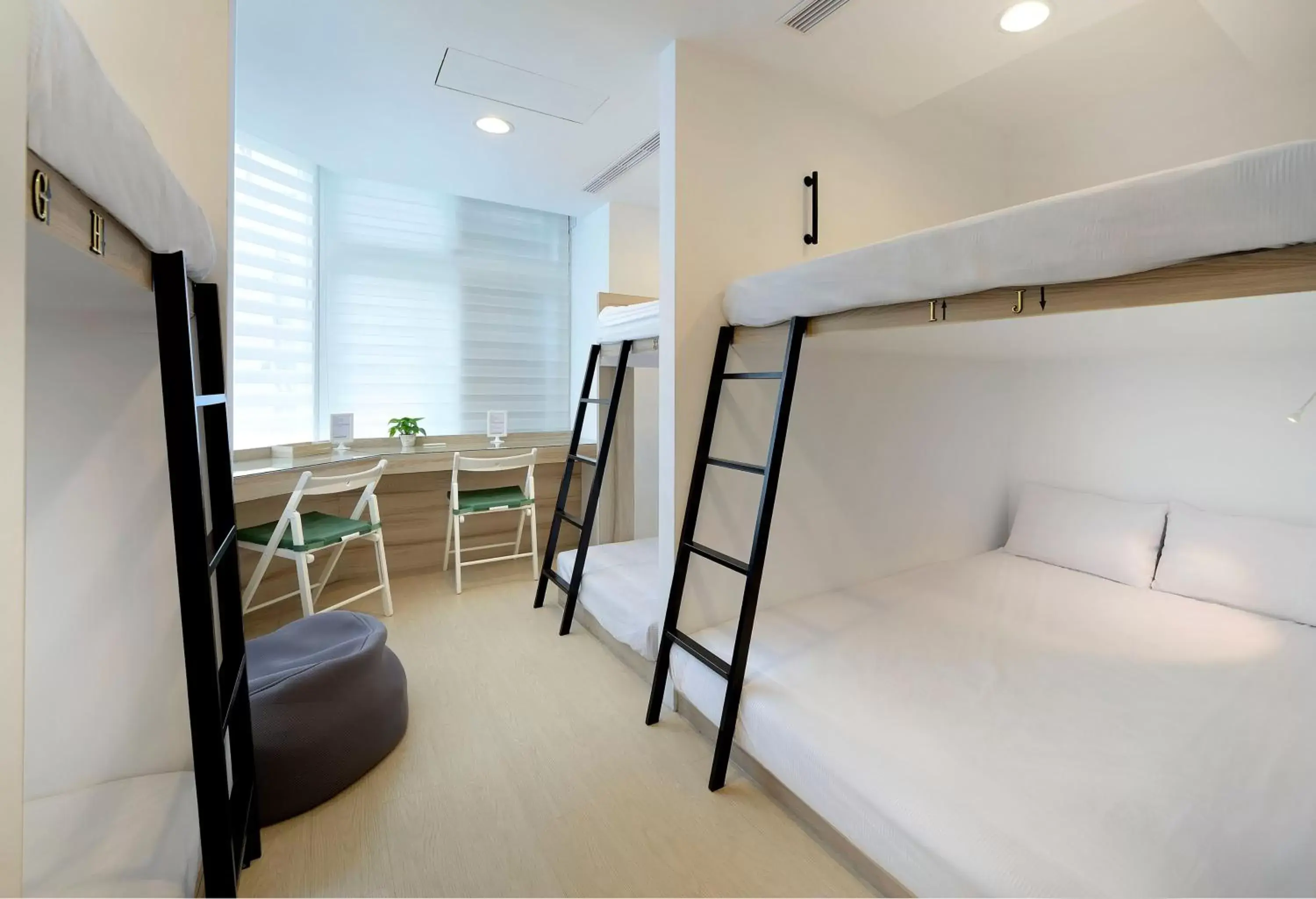 Decorative detail, Bunk Bed in Shin Sei Bashi Hotel