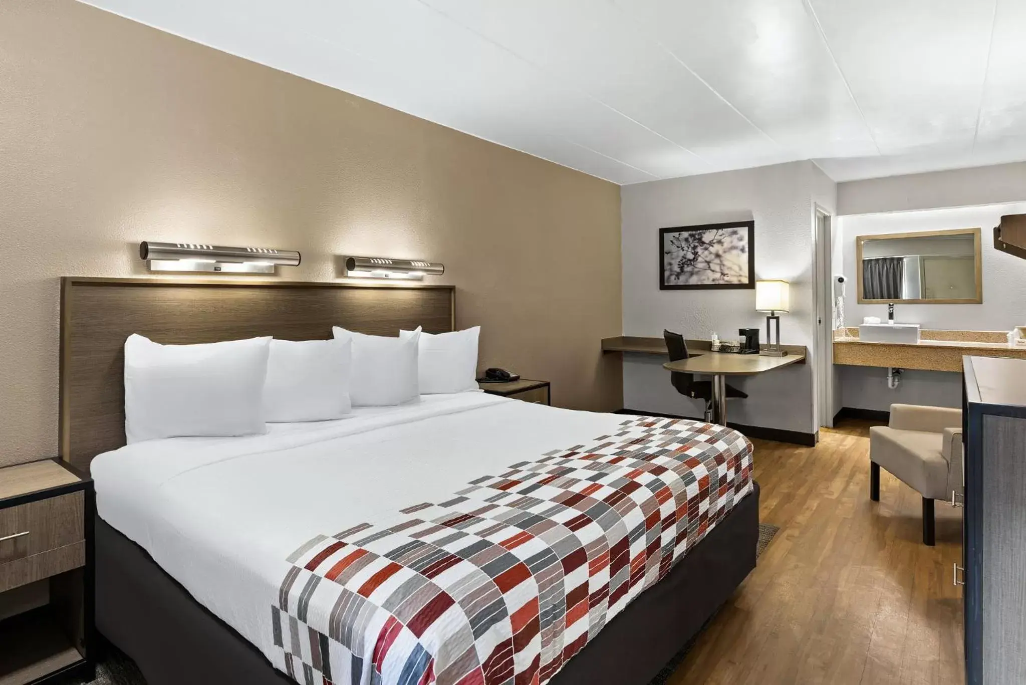 Photo of the whole room, Bed in Red Roof Inn Cleveland - Independence Photo of the whole room, Bed in Red Roof Inn Cleveland - Independence