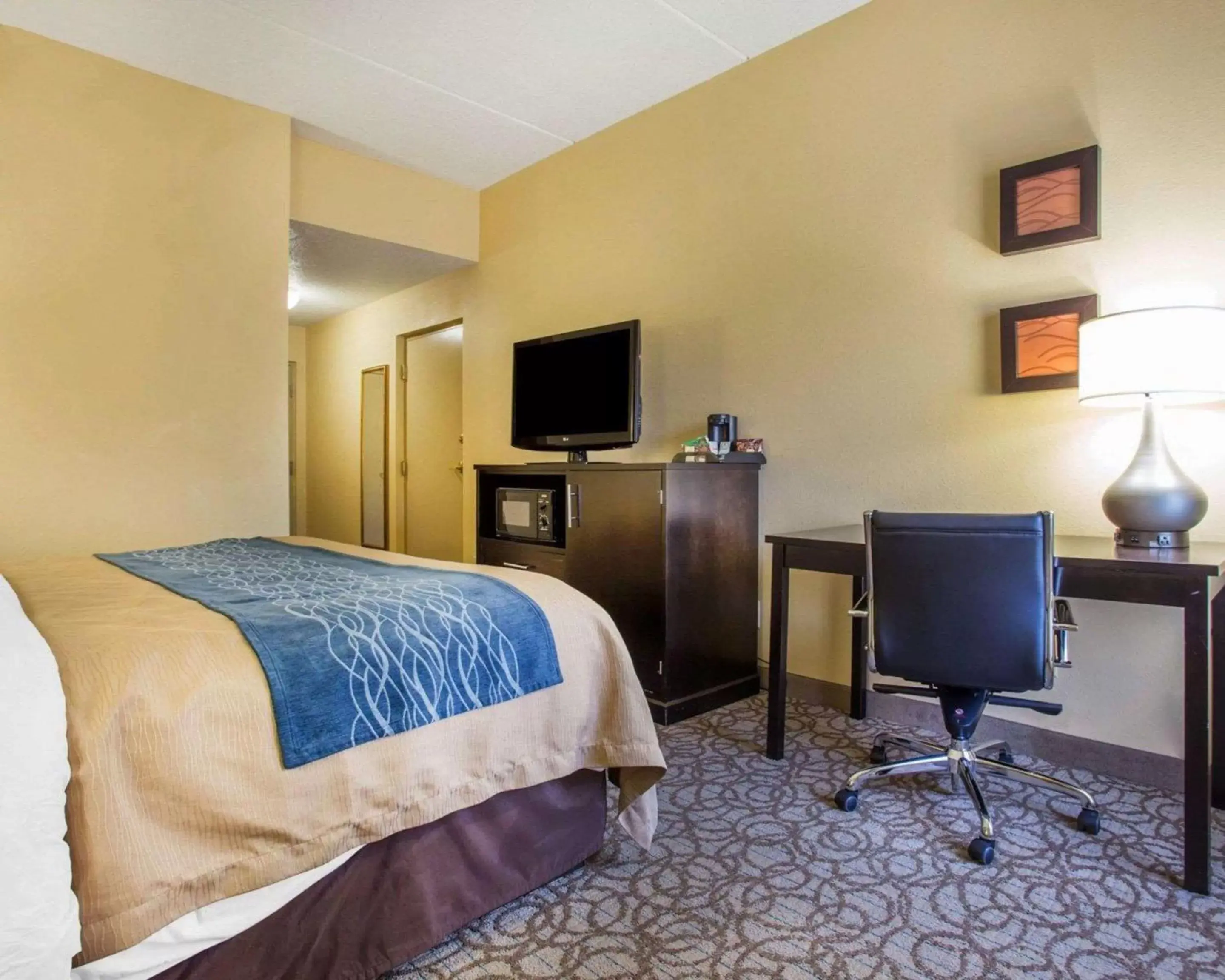 Photo of the whole room, TV/Entertainment Center in Comfort Inn & Suites at Stone Mountain