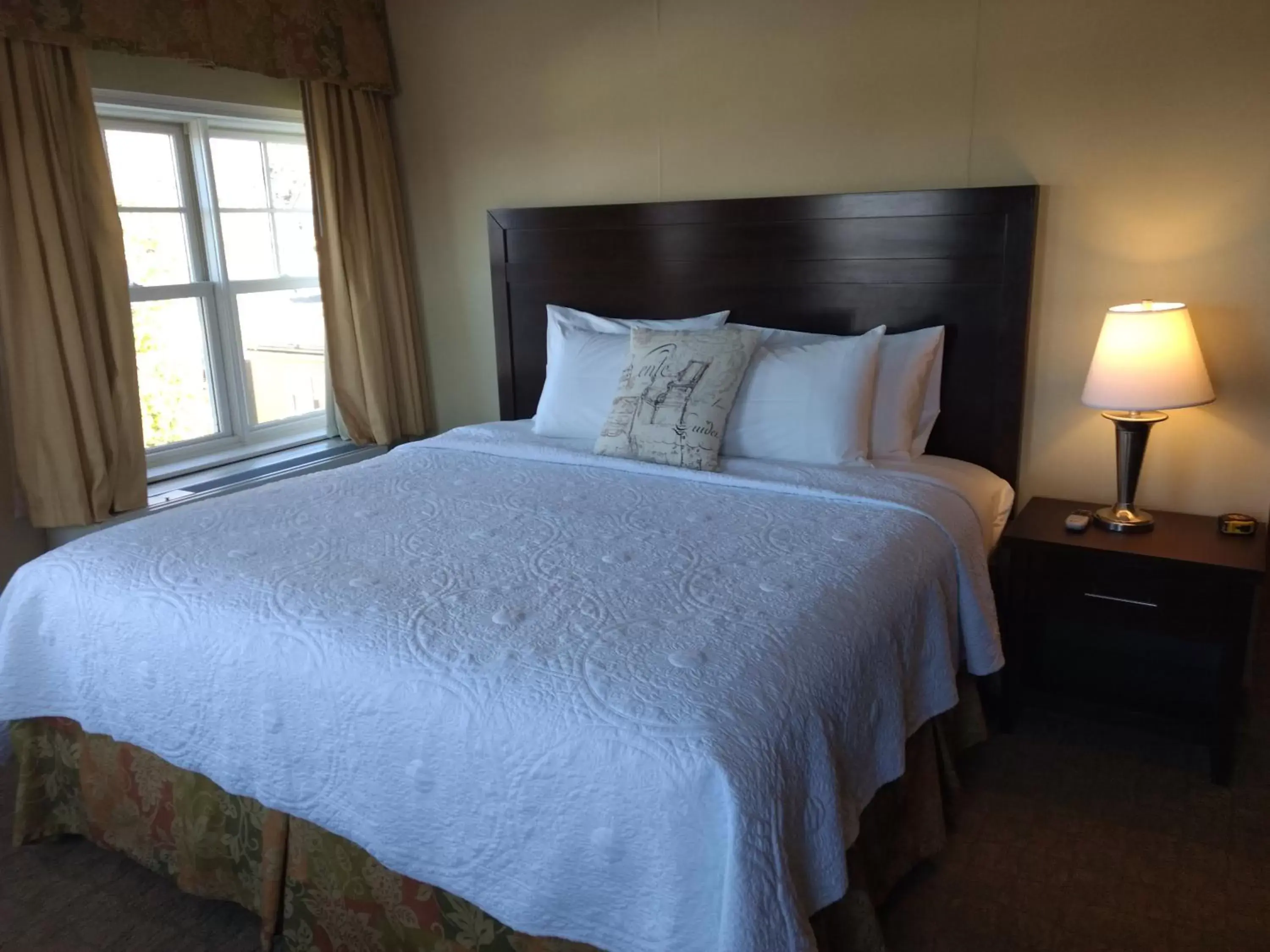 Bed in Harbor House Inn