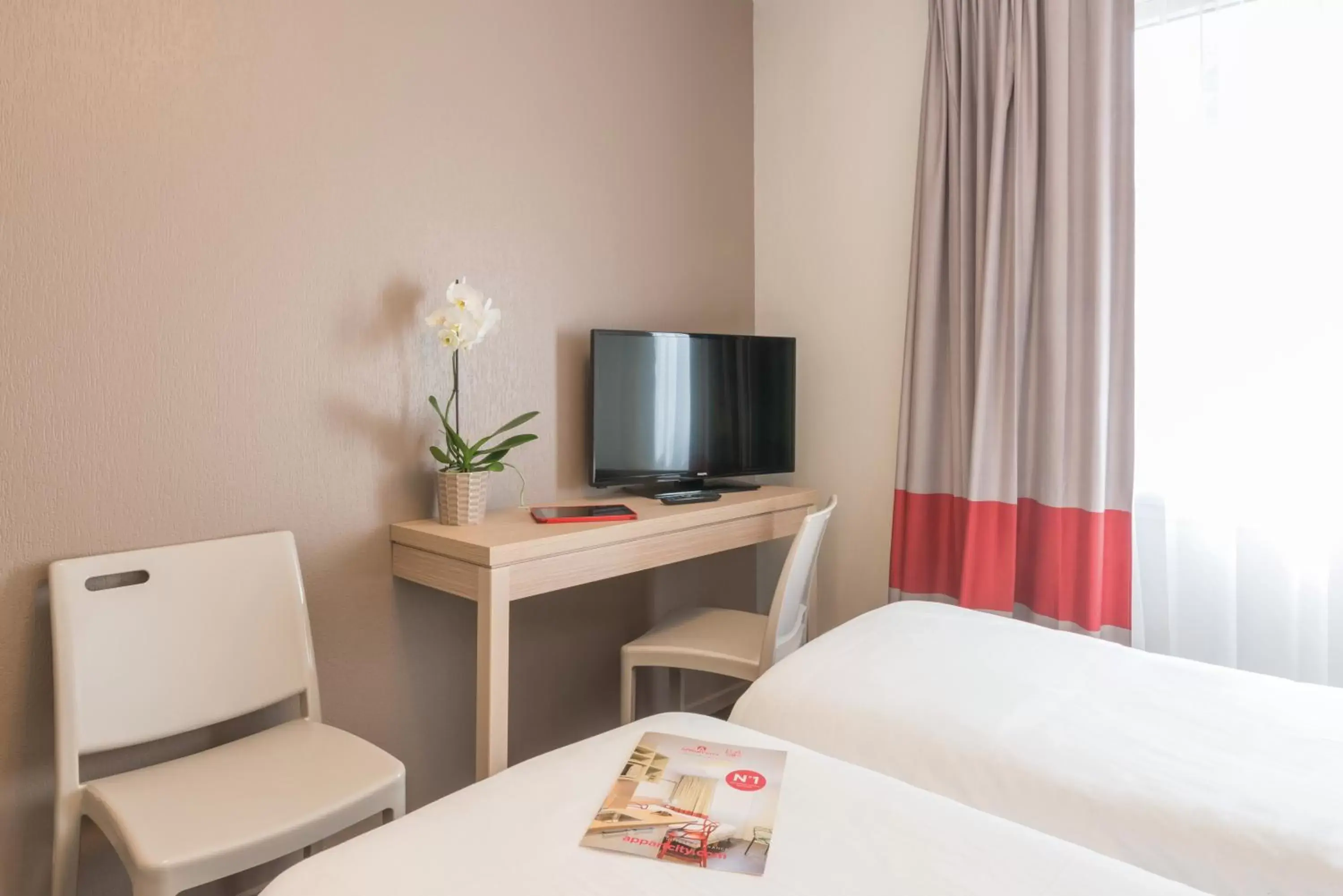 Bed, TV/Entertainment Center in Appart'City Classic Nantes Quais de Loire