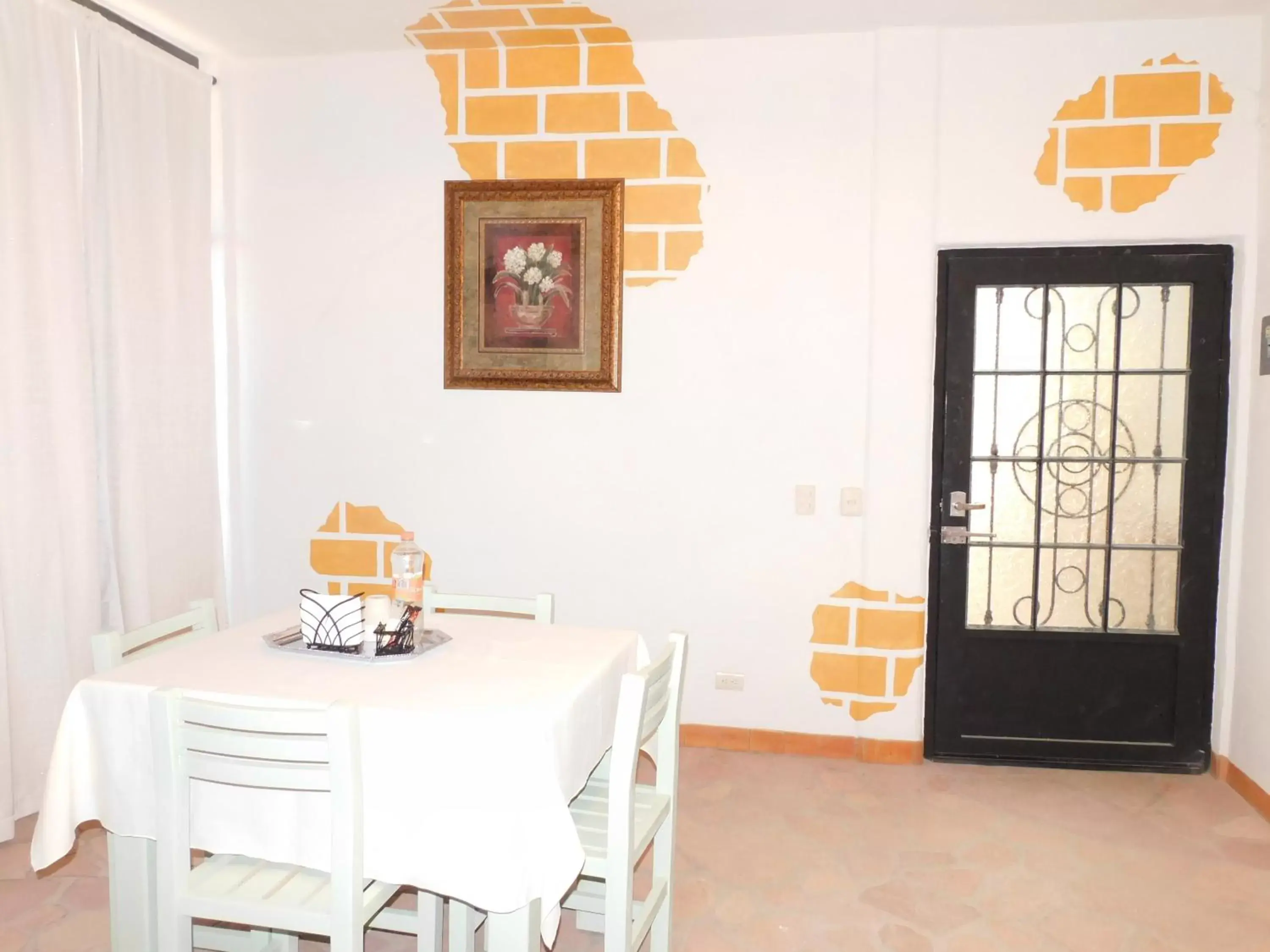 Bed, Dining Area in Vista Del Sol Apartments