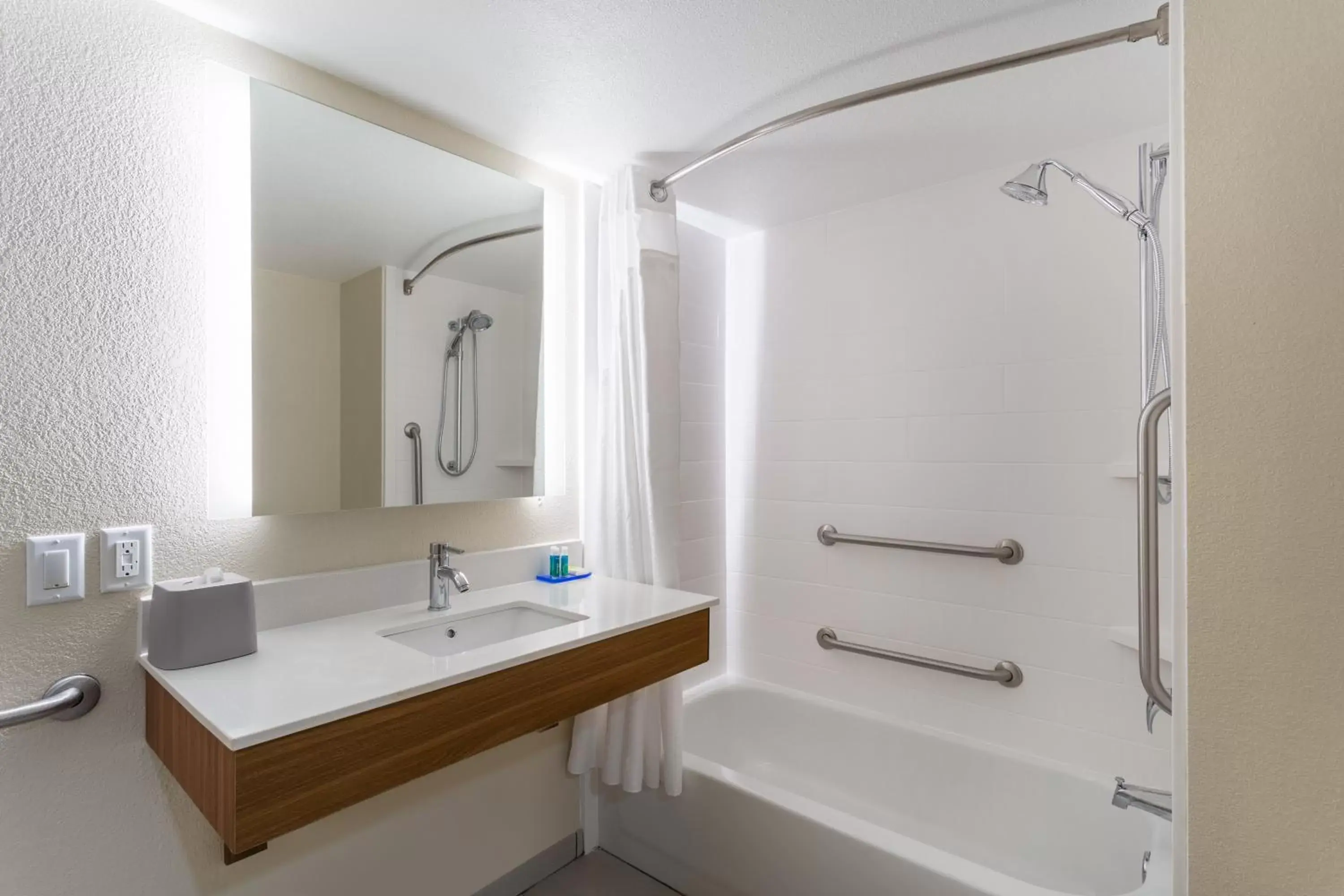 Photo of the whole room, Bathroom in Holiday Inn Express & Suites Cedar Falls - Waterloo, an IHG Hotel