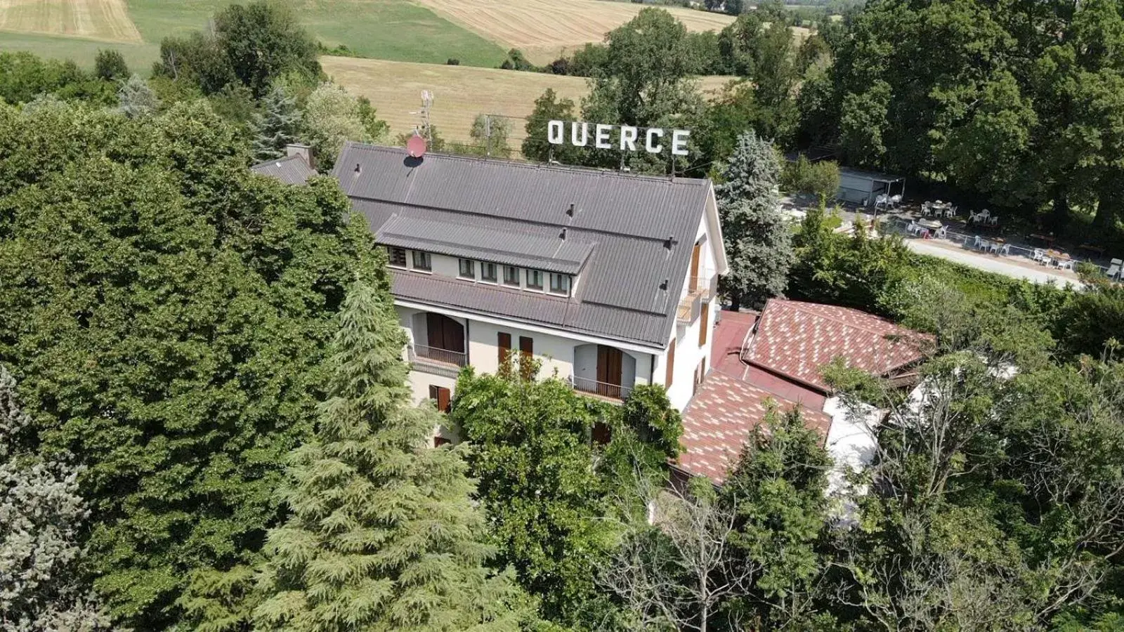 Bird's eye view, Bird's-eye View in Country Hotel Le Querce