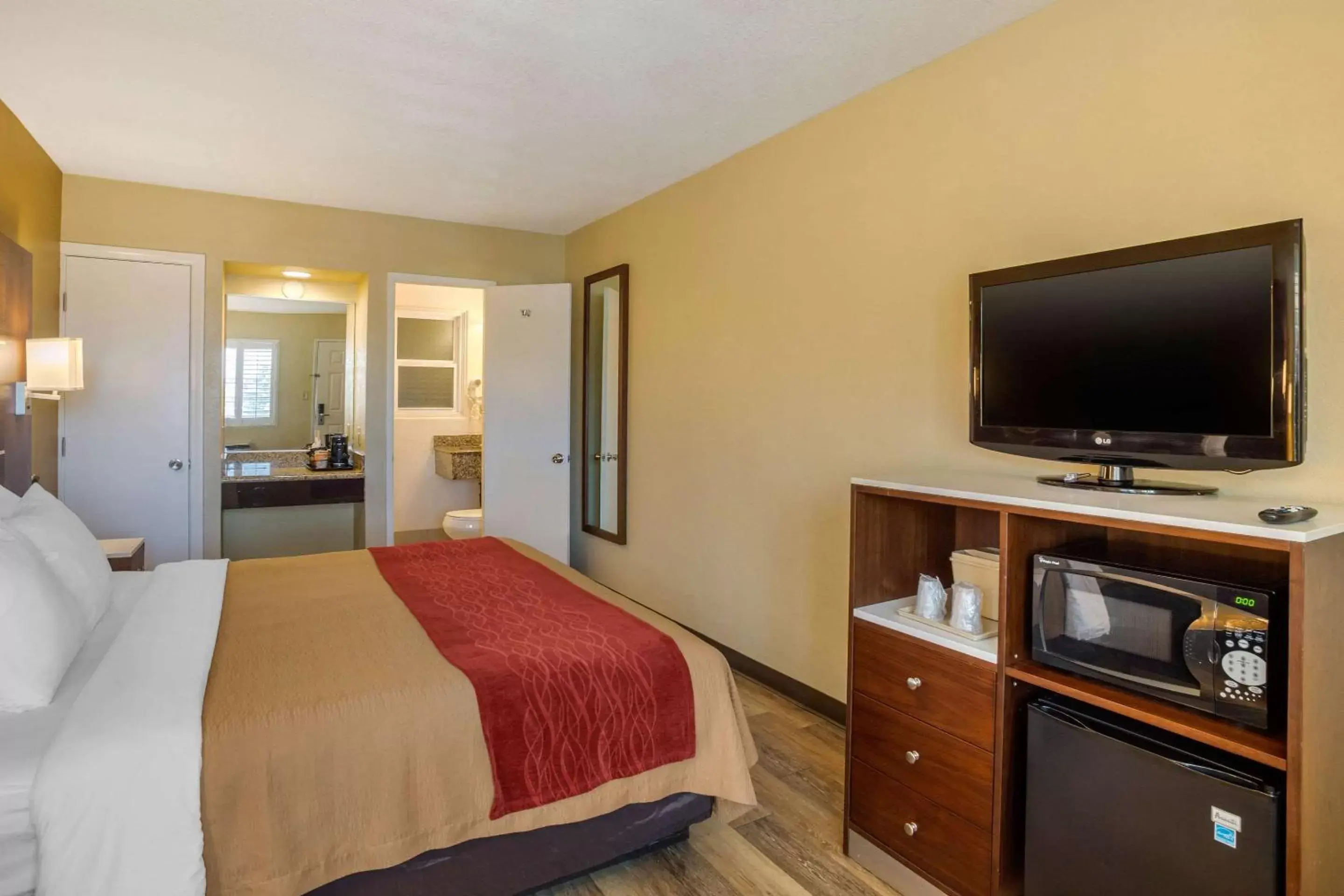 Photo of the whole room, TV/Entertainment Center in Comfort Inn San Diego Airport At The Harbor