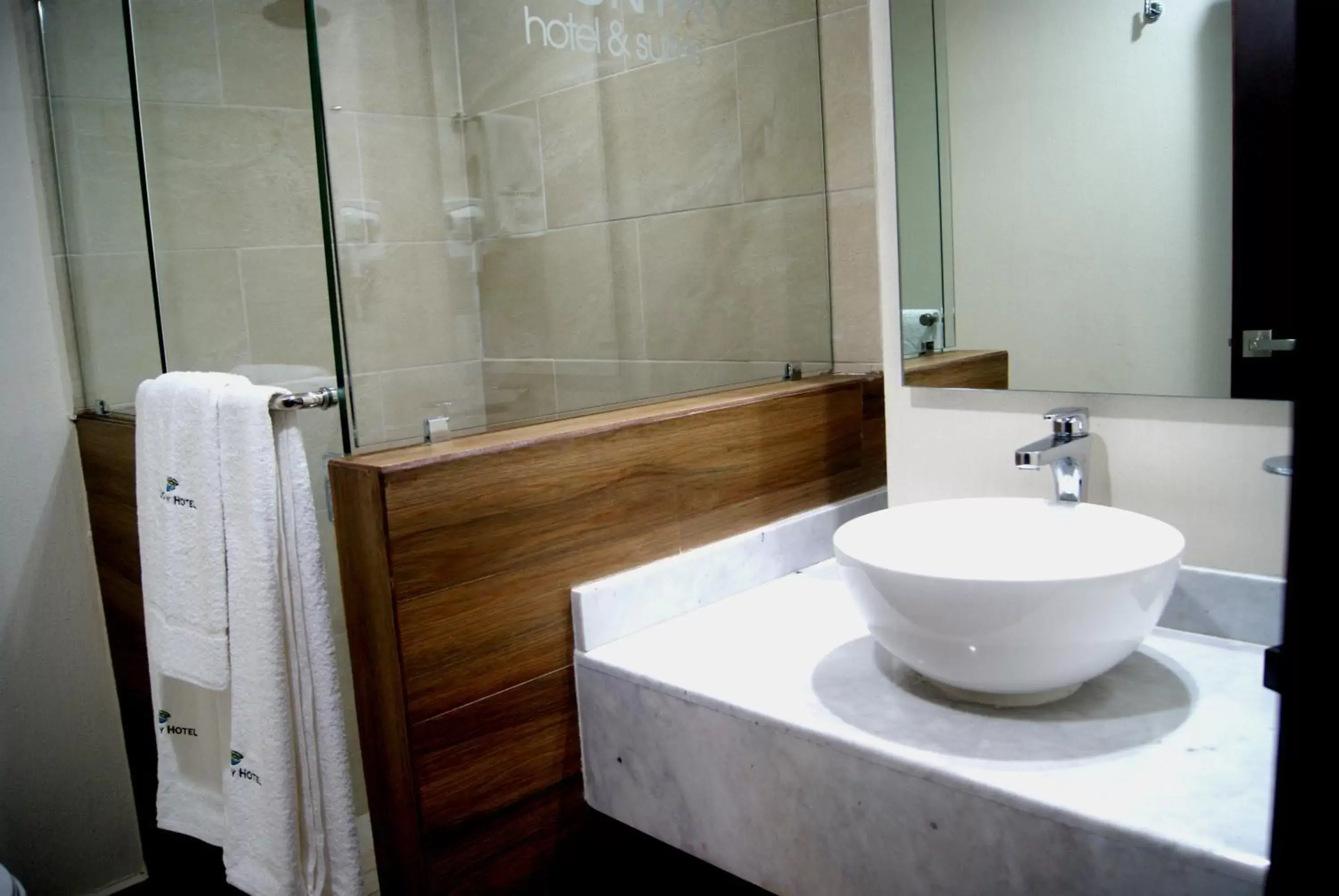 Bathroom in Country Hotel & Suites