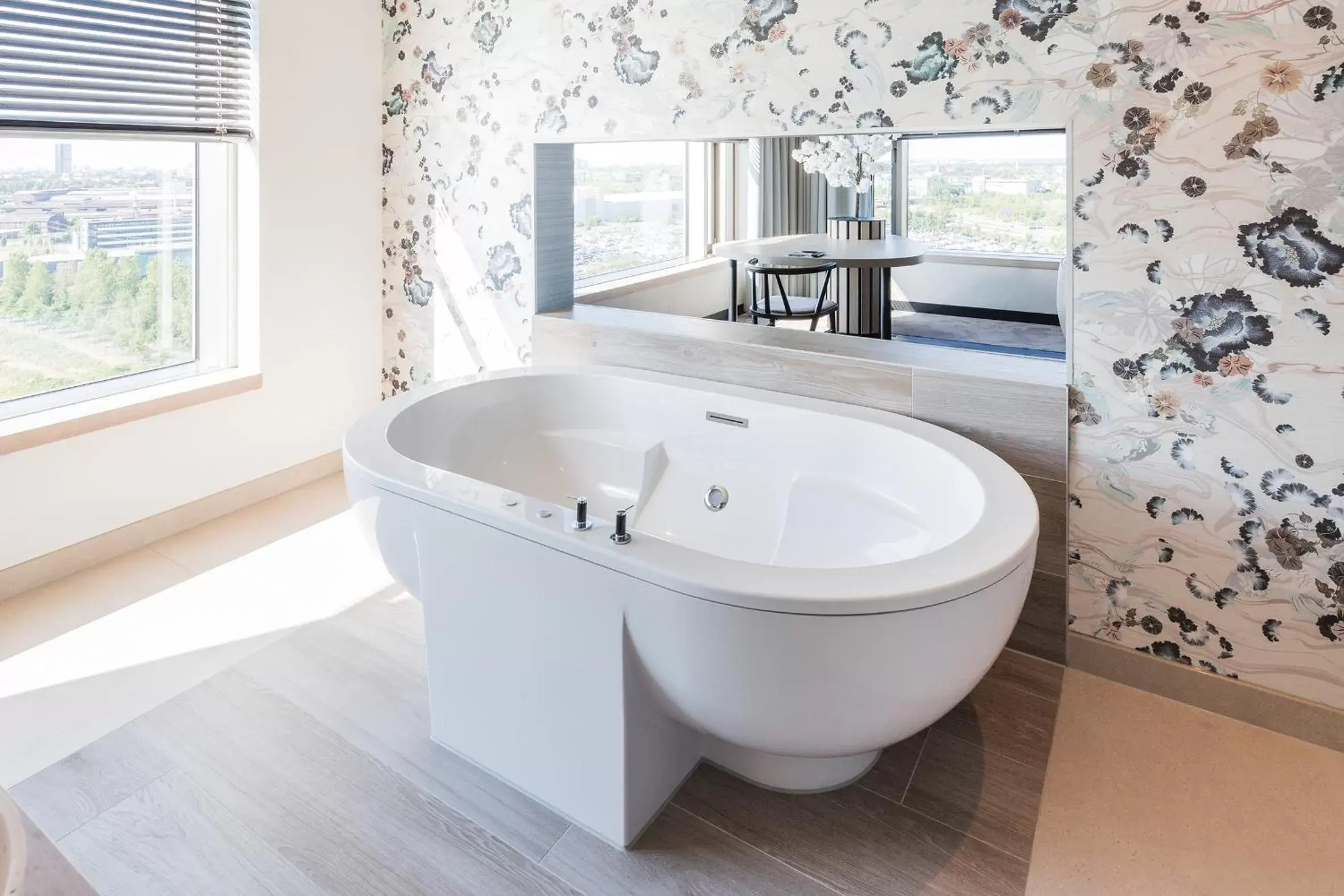 Hot Tub, Bed in Van der Valk Hotel Düsseldorf Hot Tub, Bed in Van der Valk Hotel Düsseldorf