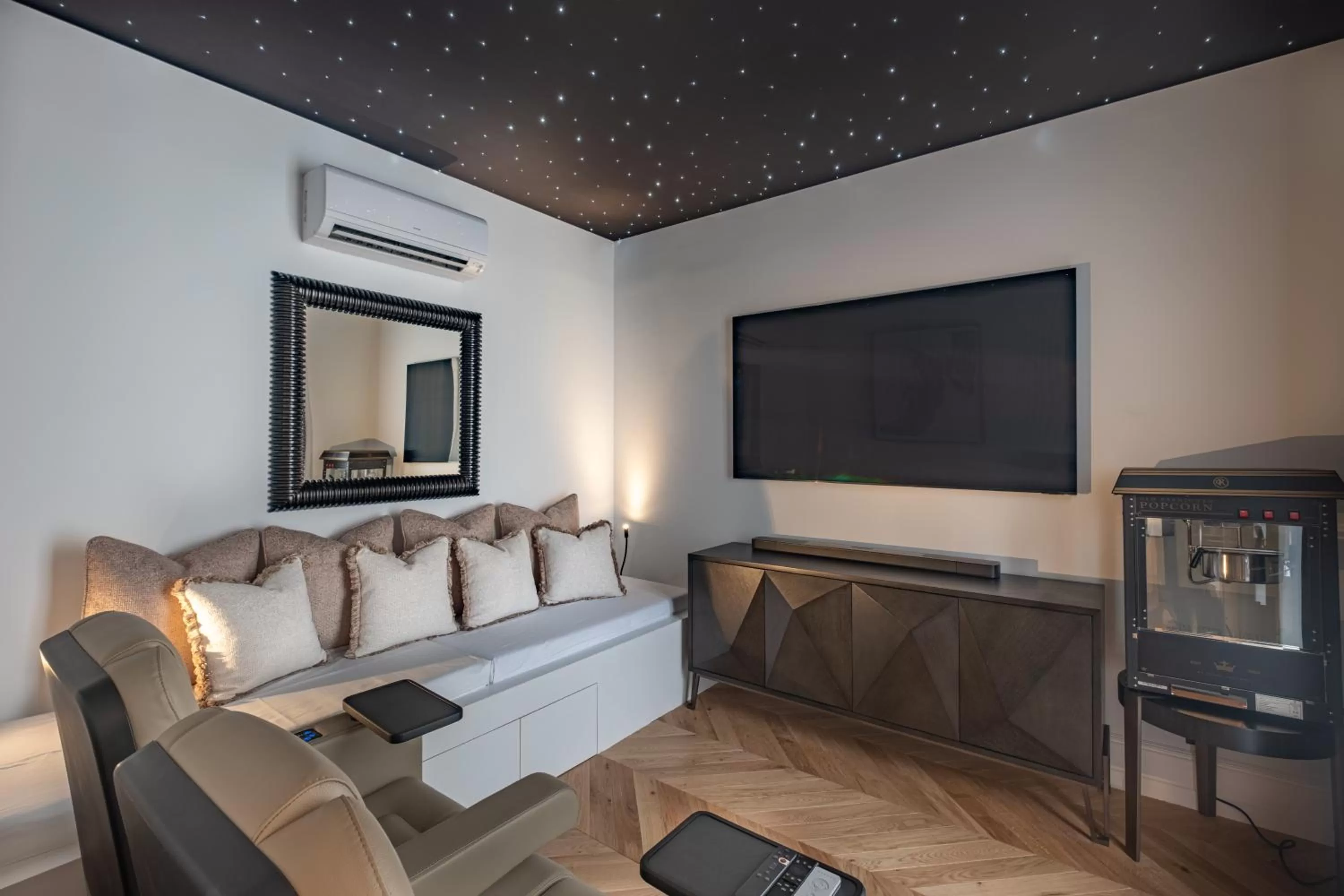 Bed in Le Palais Gallien Hôtel & Spa