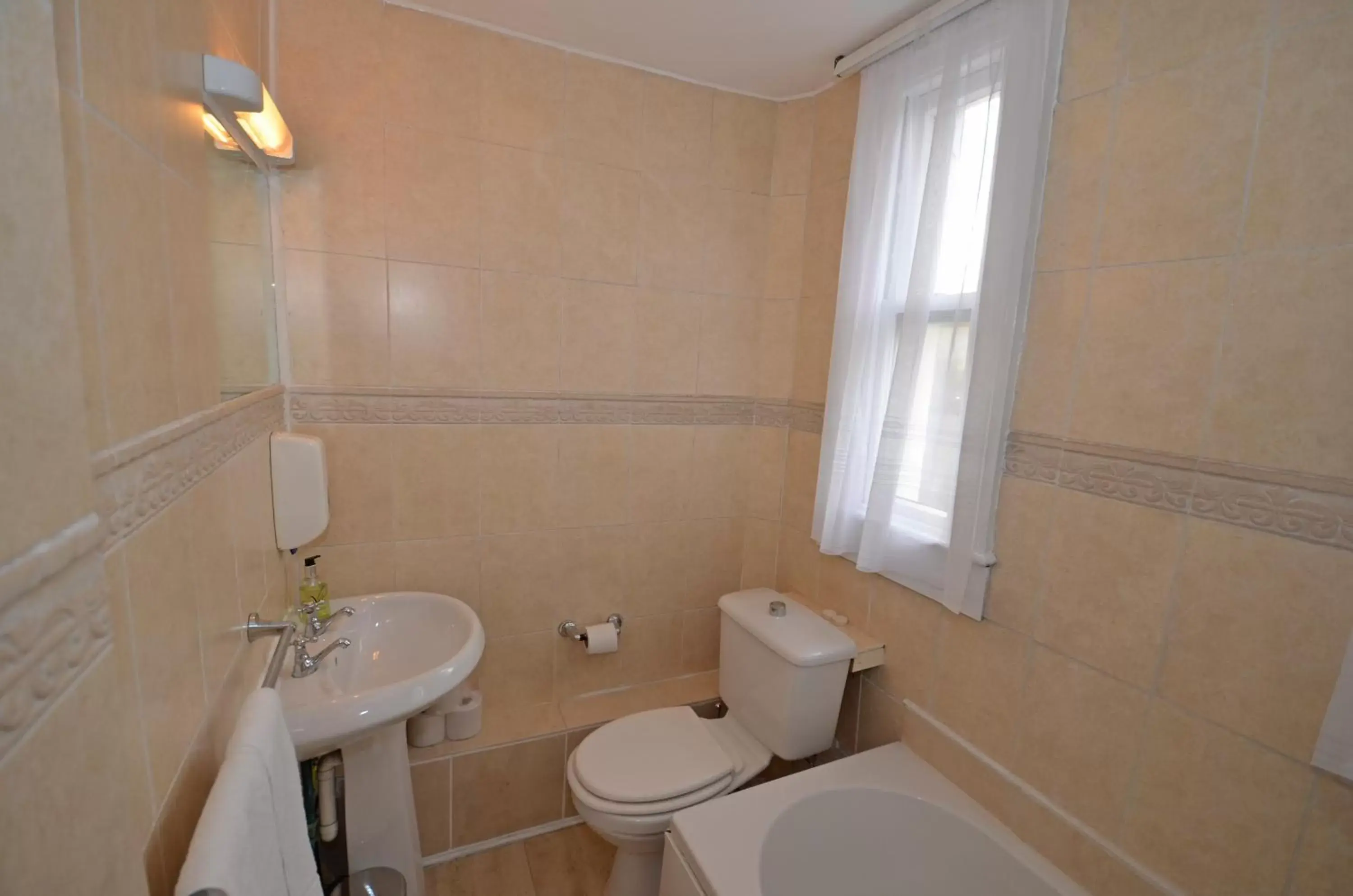 Twin Room with Private Bathroom in Parkwood Hotel Twin Room with Private Bathroom in Parkwood Hotel