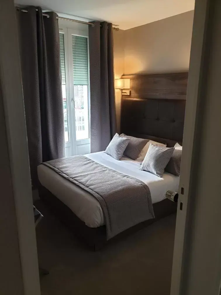 Photo of the whole room, Bed in Hotel Le Saint-Yves