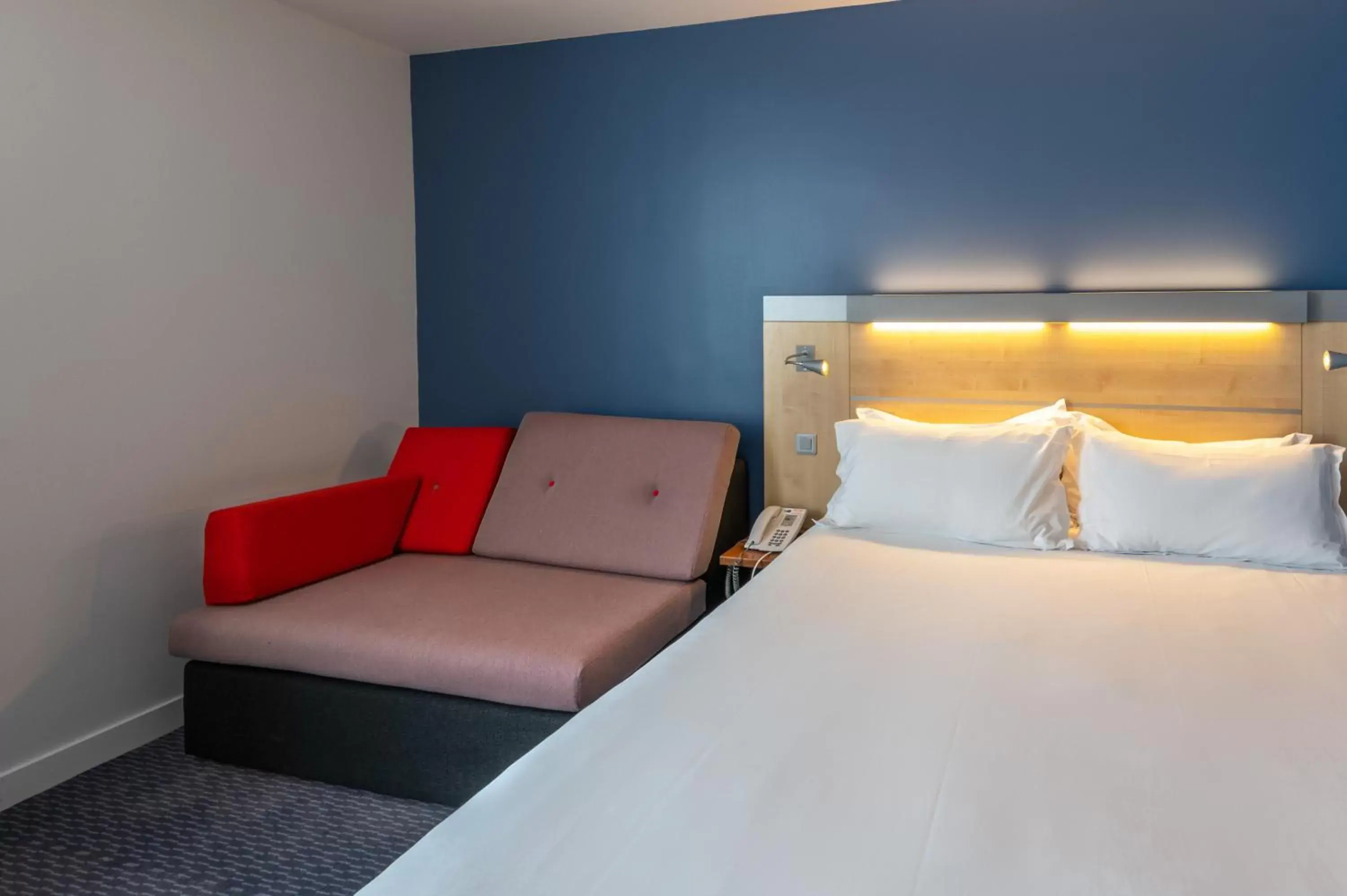 Photo of the whole room, Bed in Holiday Inn Express Saint-Nazaire, an IHG Hotel