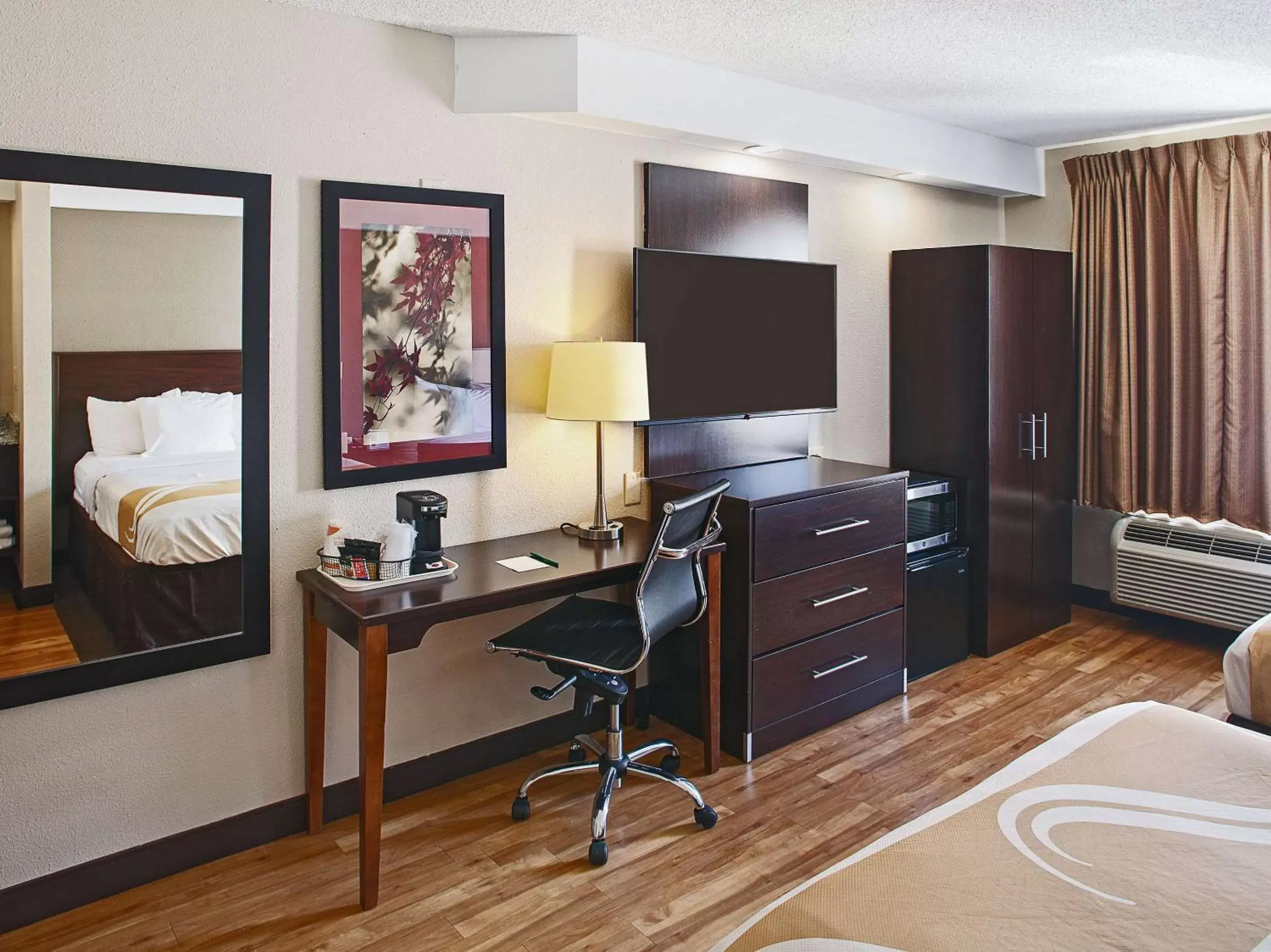 Bedroom, TV/Entertainment Center in Quality Inn Bentonville-Rogers