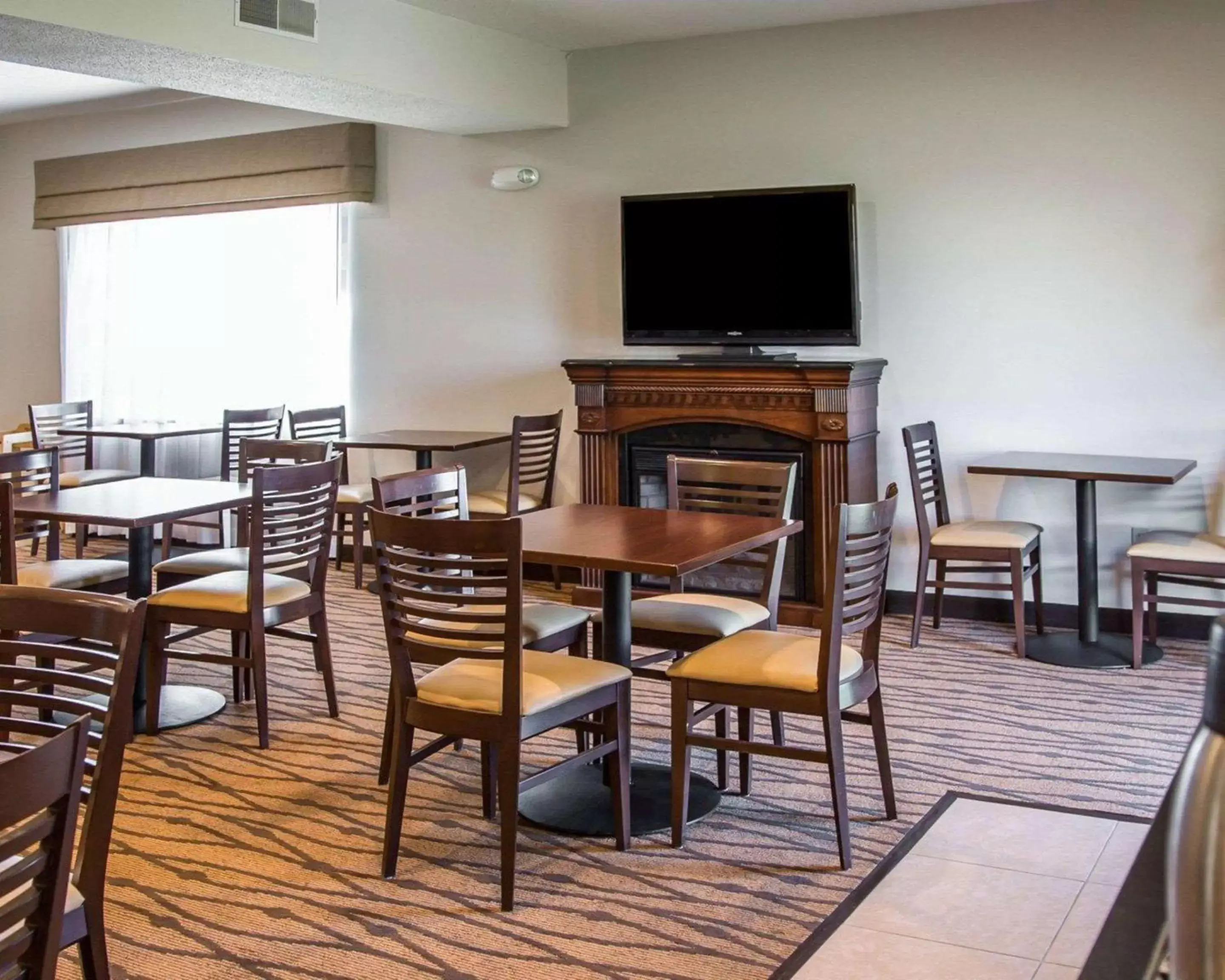 Restaurant/Places to Eat in Sleep Inn and Suites Davenport