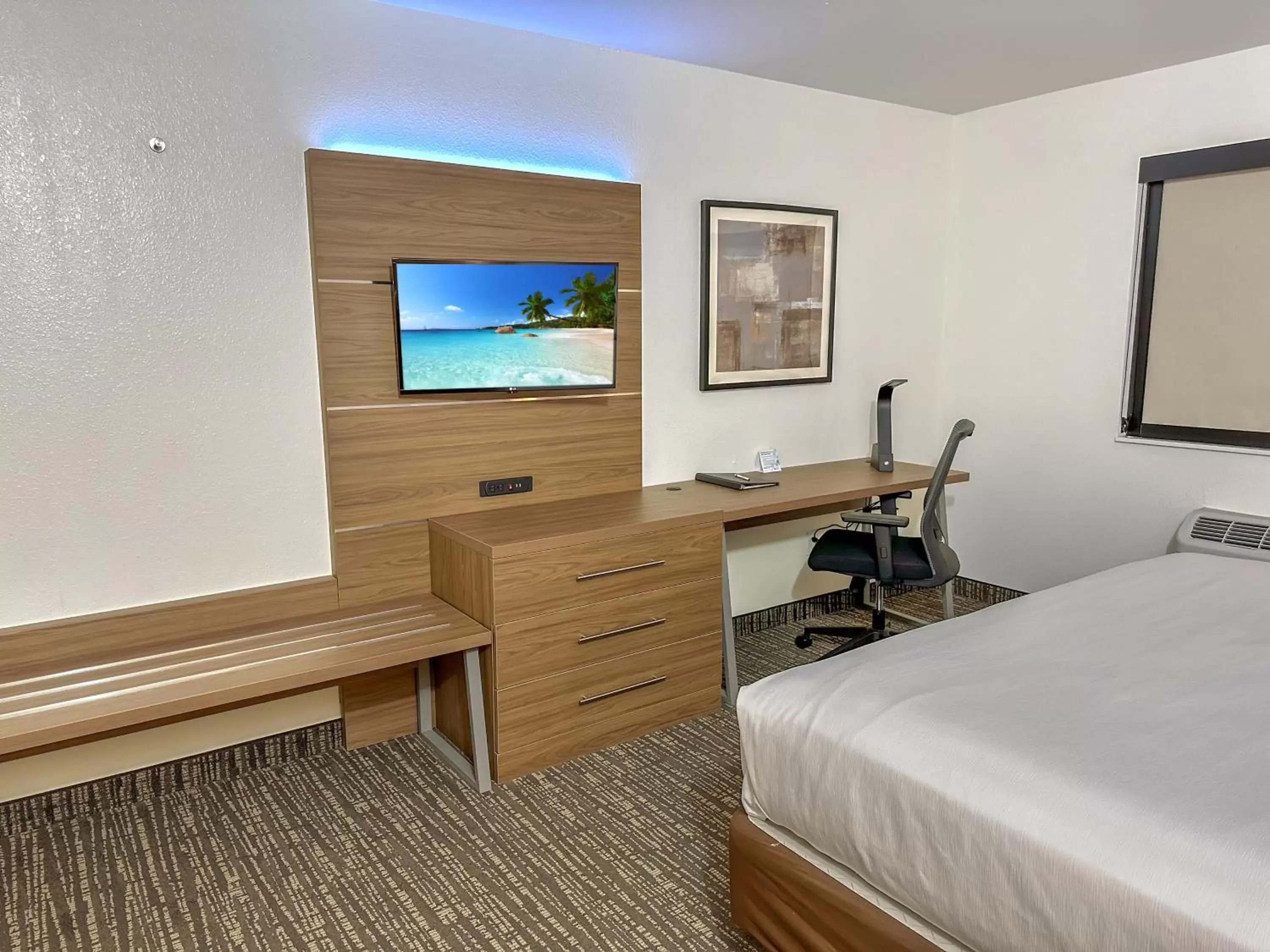 TV and multimedia, Bed in Estherville Hotel & Suites
