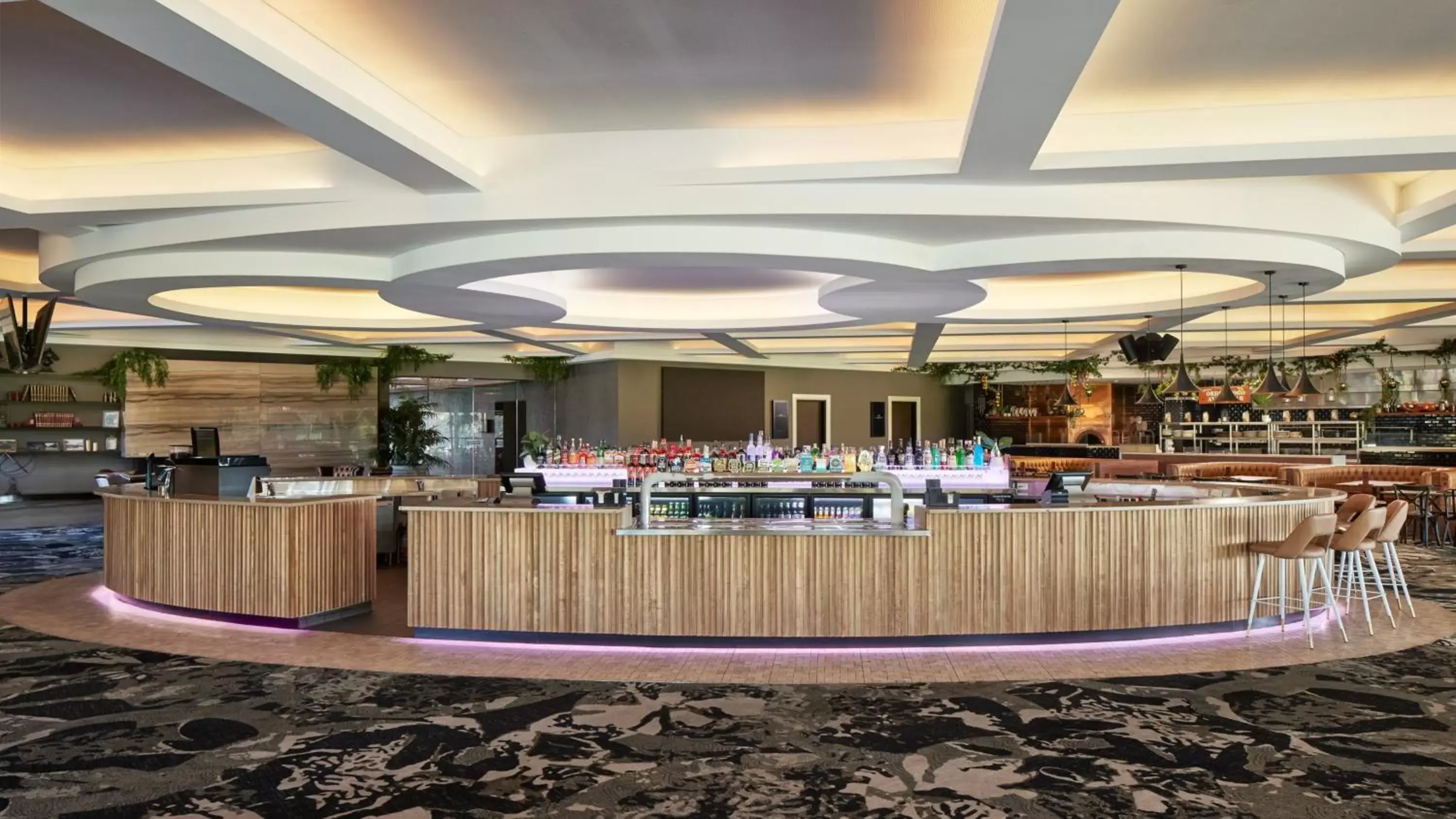 Lounge or bar in Holiday Inn Warwick Farm, an IHG Hotel