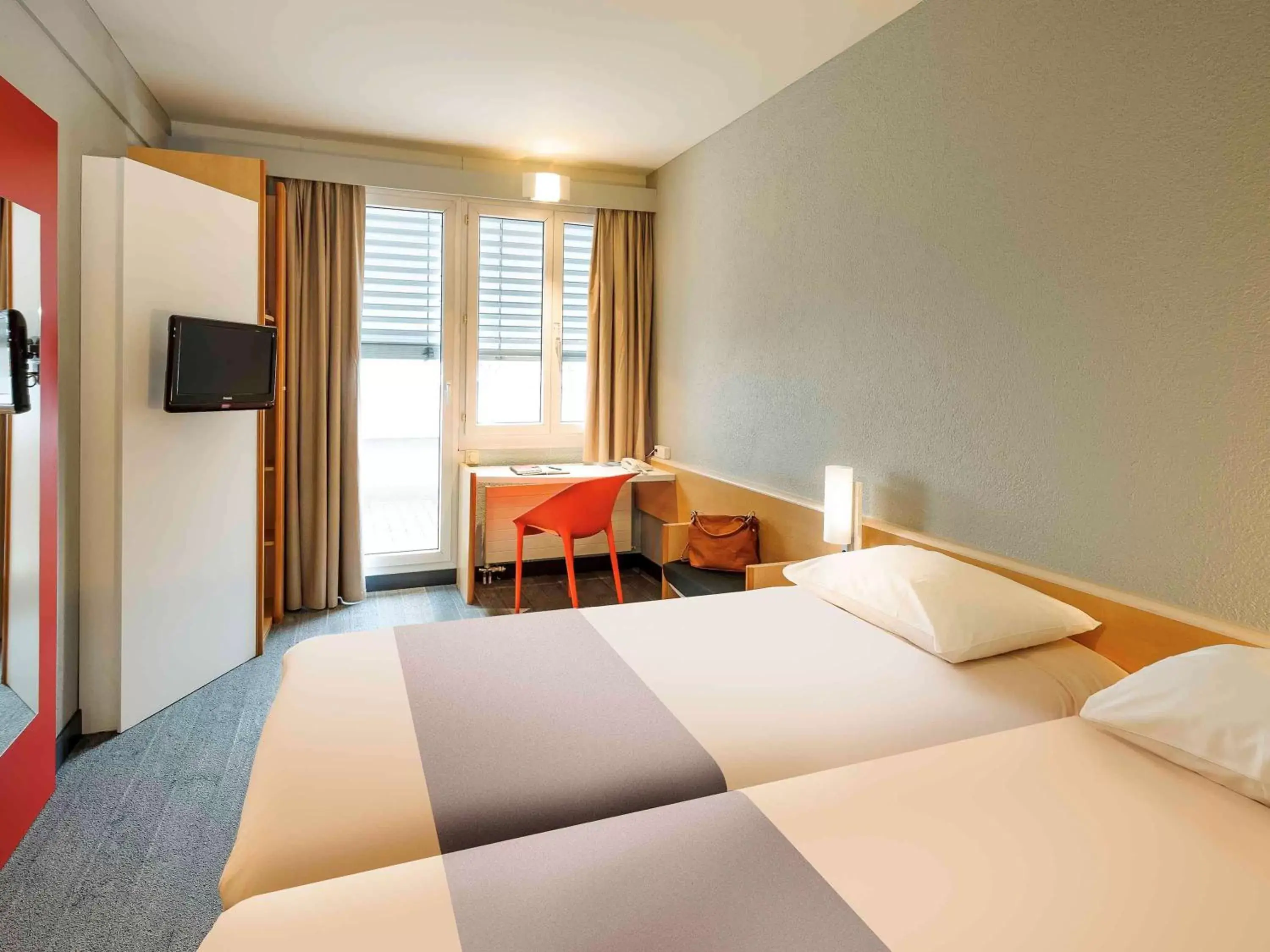Photo of the whole room, Bed in ibis Chur
