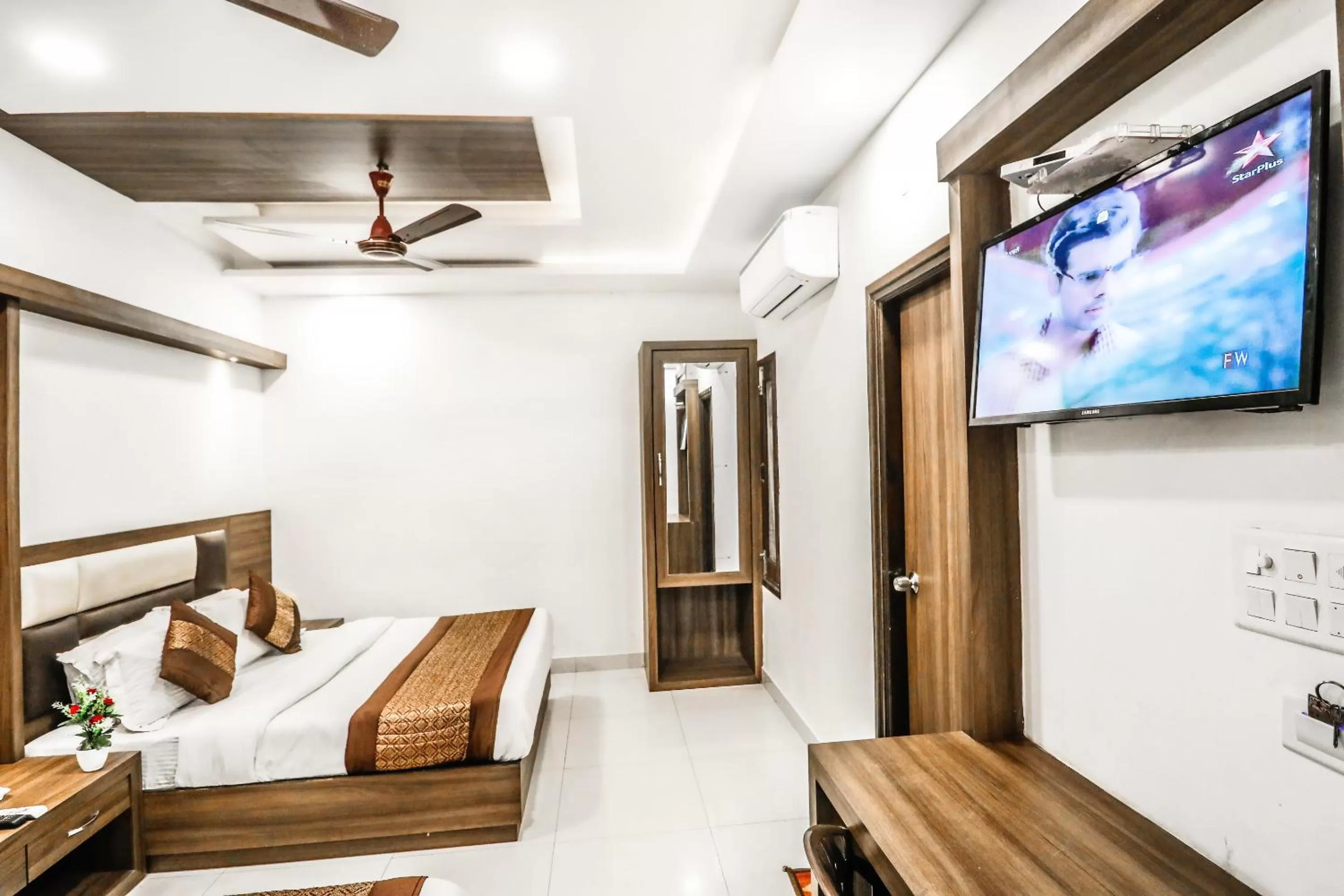 Photo of the whole room, Bed in Hotel Kings