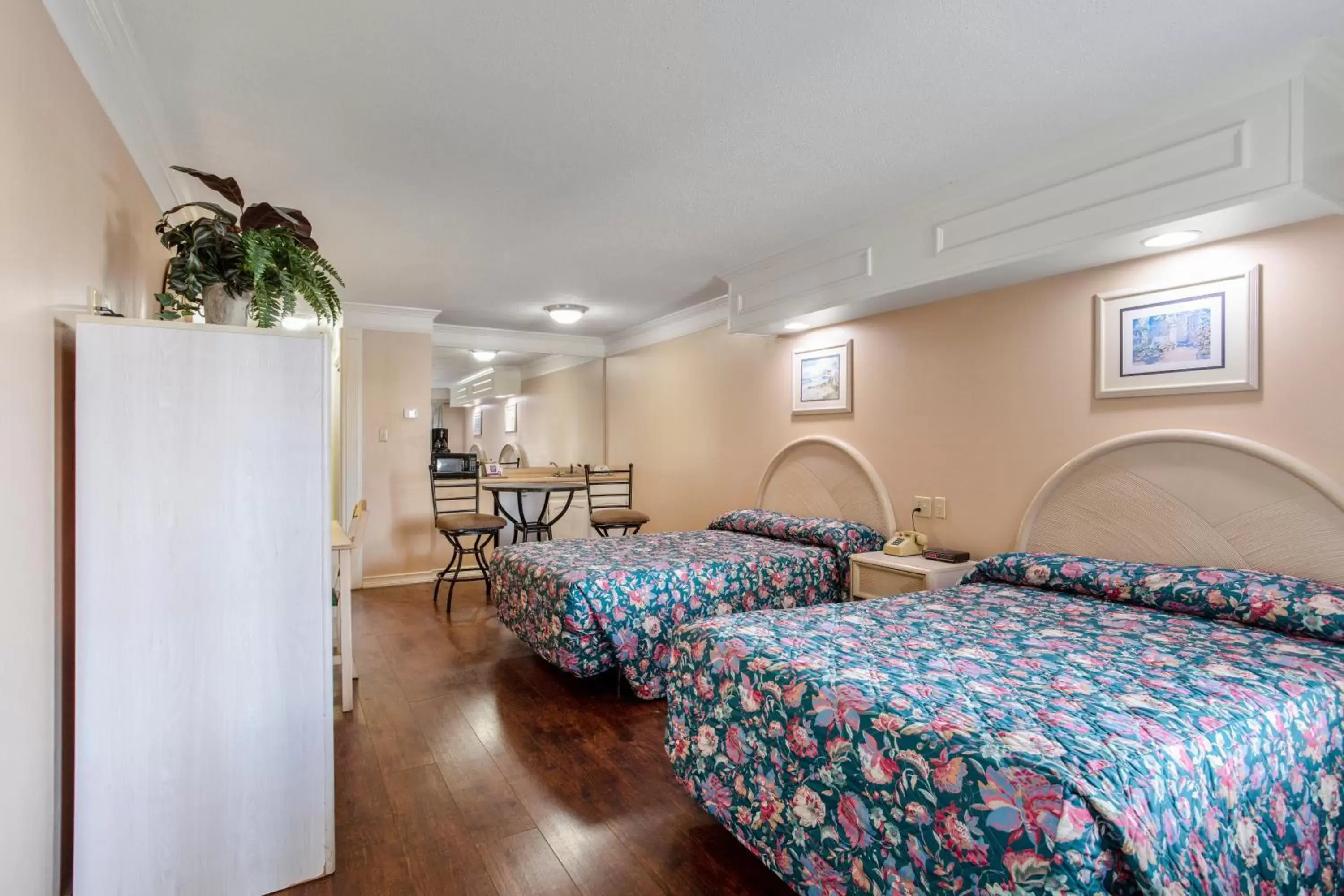 Photo of the whole room, Bed in Edgewater Inn - Biloxi Beach