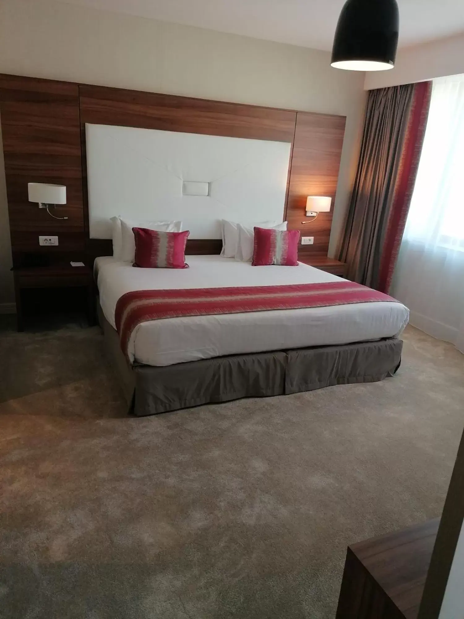 Bed in Ramada Plaza Craiova