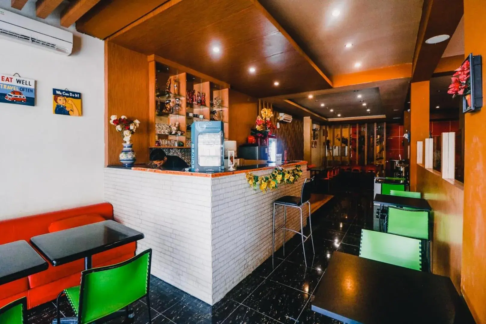 Lobby or reception, Lounge/Bar in Reddoorz Plus near Makassar Town Square