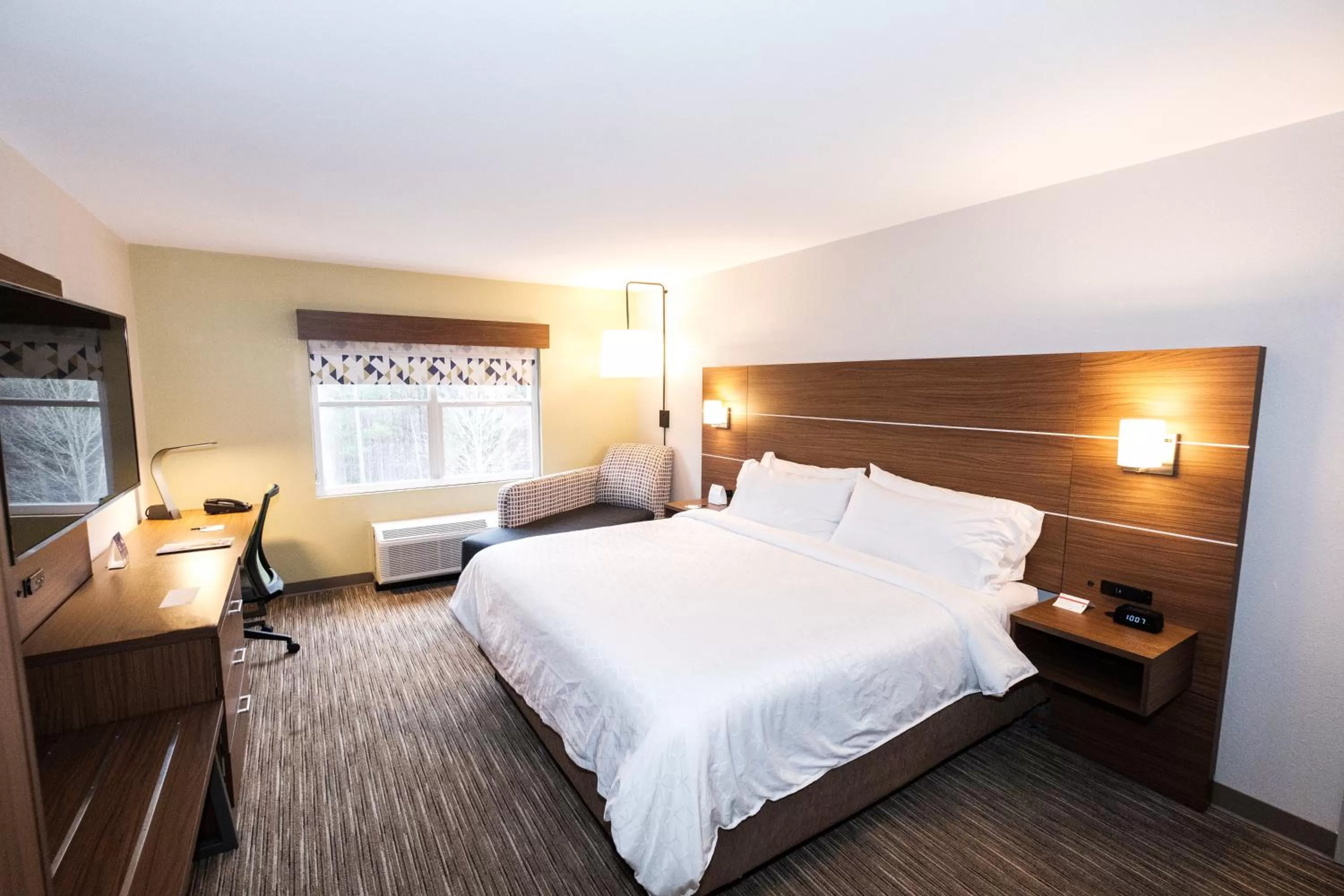 Bed in Holiday Inn Express Atlanta - Northeast I-85 - Clairmont Road by IHG