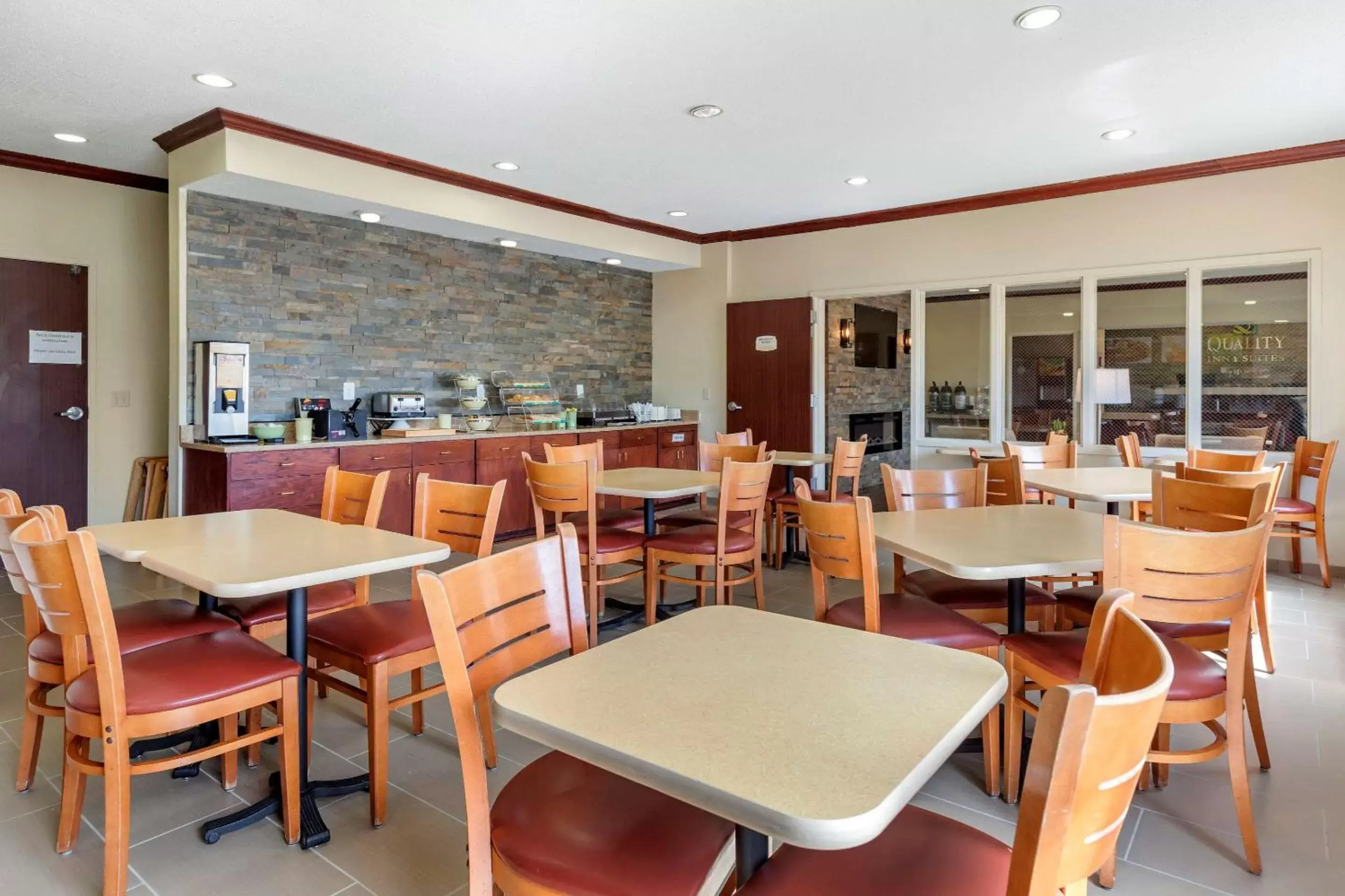 Restaurant/Places to Eat in Quality Inn & Suites