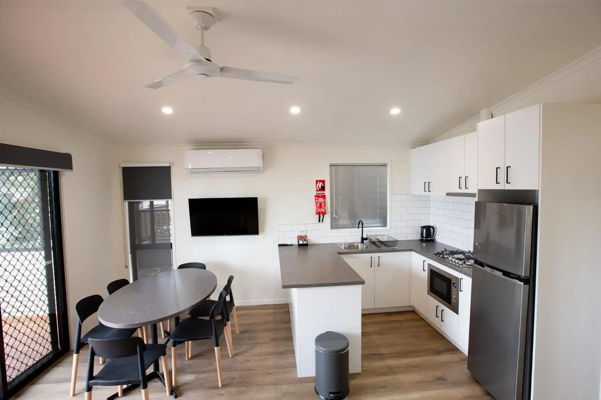 Kitchen or kitchenette, Kitchen/Kitchenette in Airport Tourist Village Melbourne