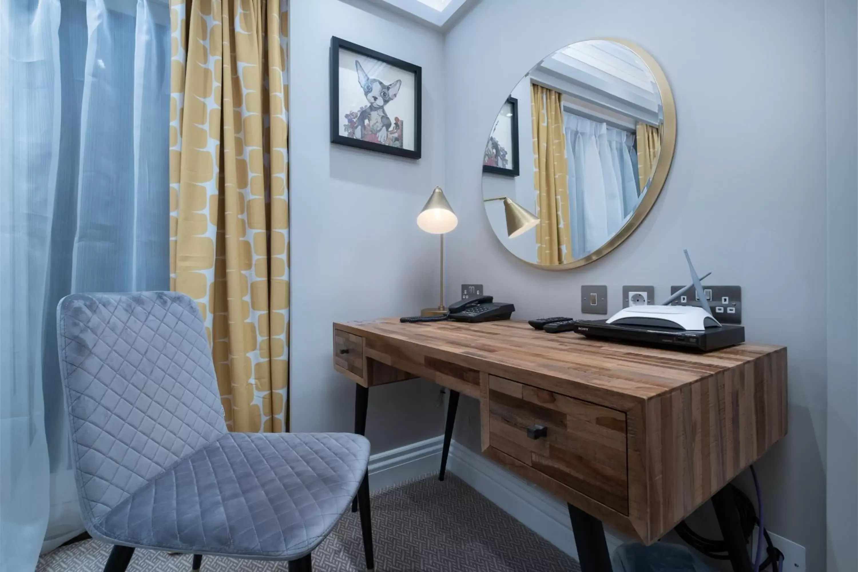 Seating area, Bathroom in Roxford Lodge Hotel