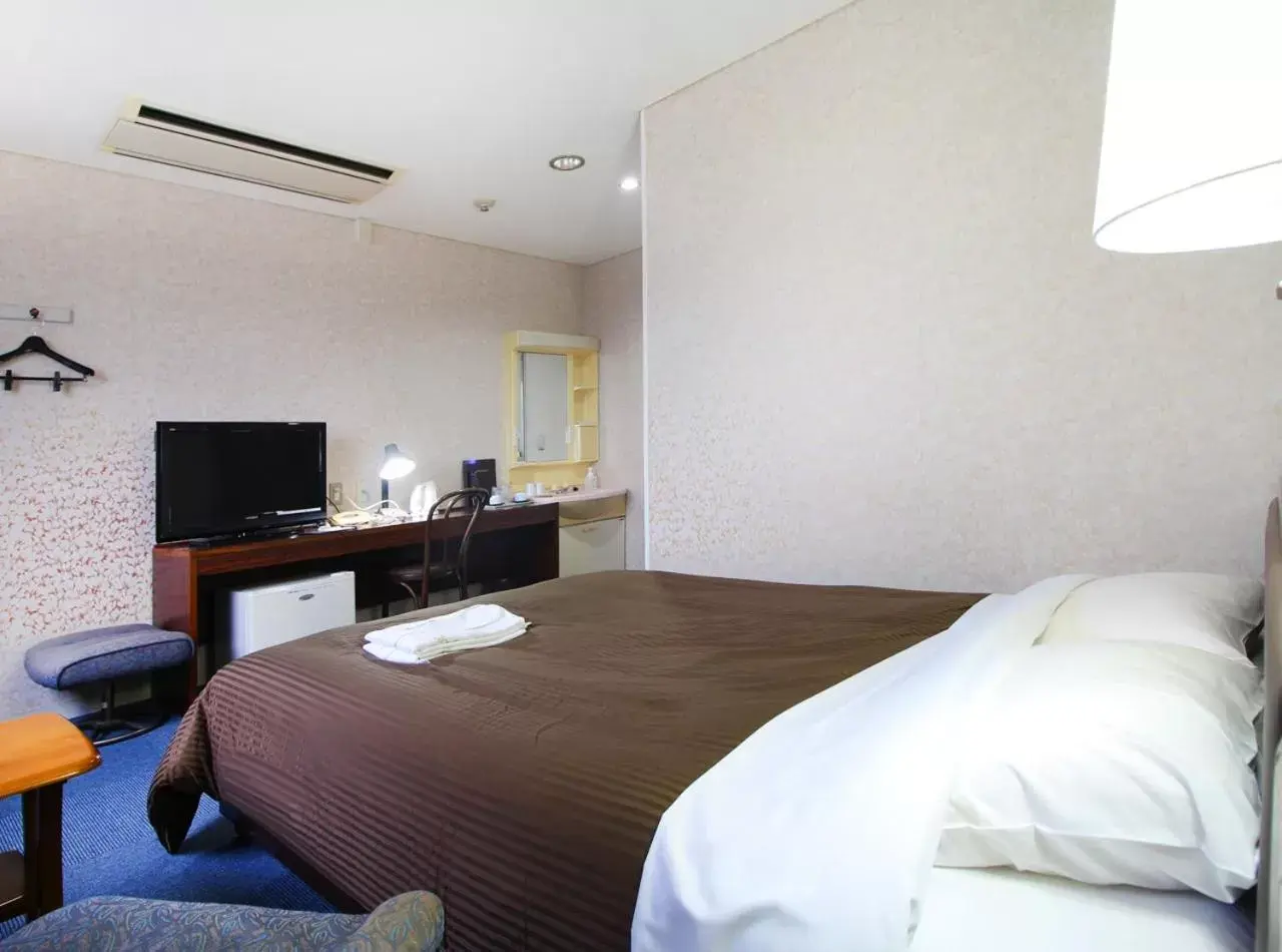 Photo of the whole room, Bed in Royal Inn Kakegawa (Station Hotel 2)