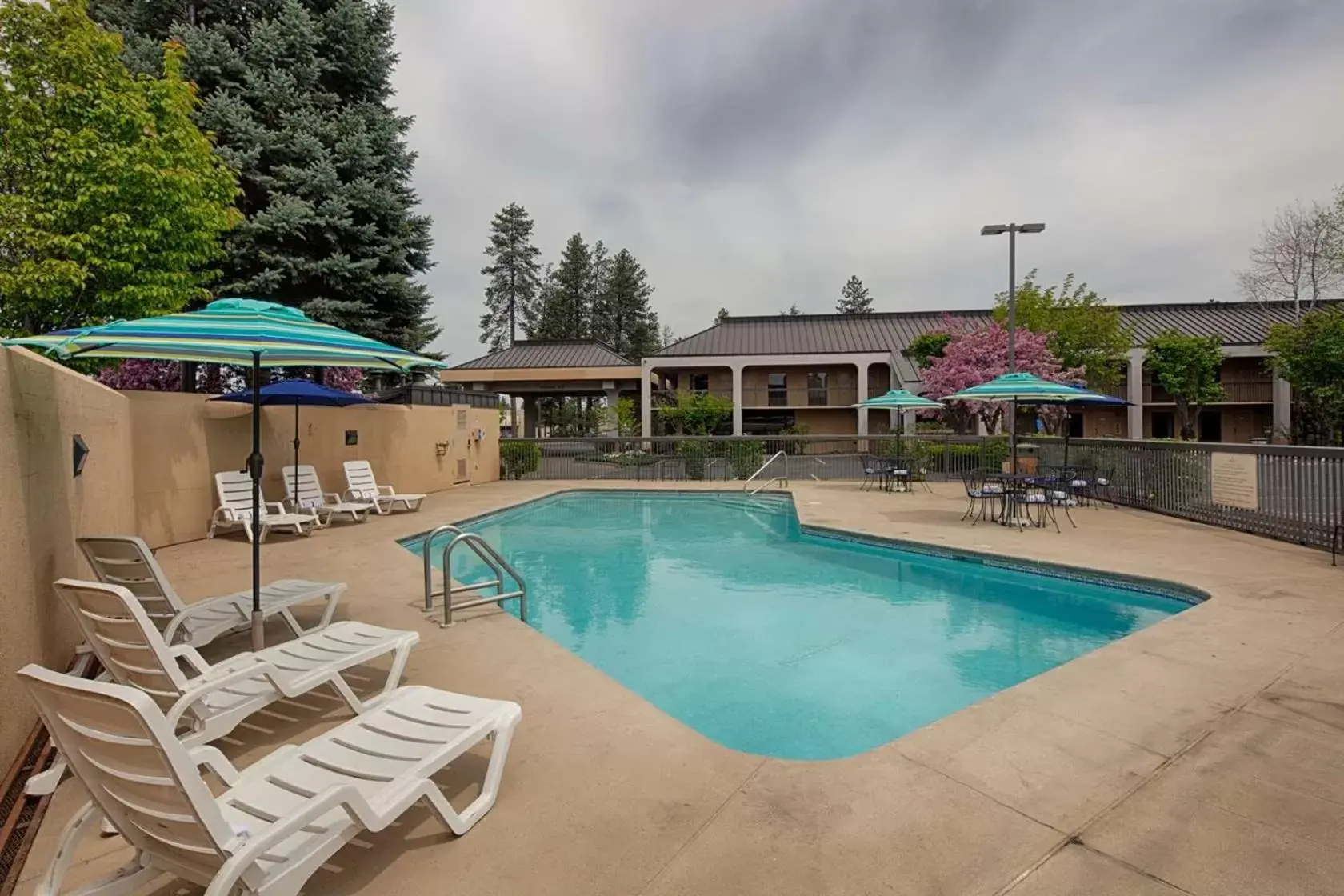 Swimming Pool in Red Lion Inn & Suites Deschutes River - Bend