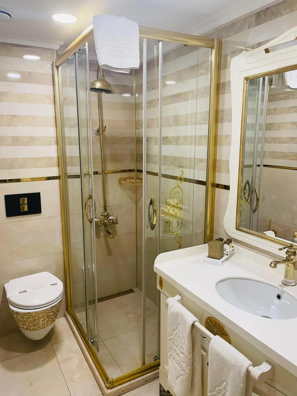 Shower, Bathroom in Hotel Emirhan Palace