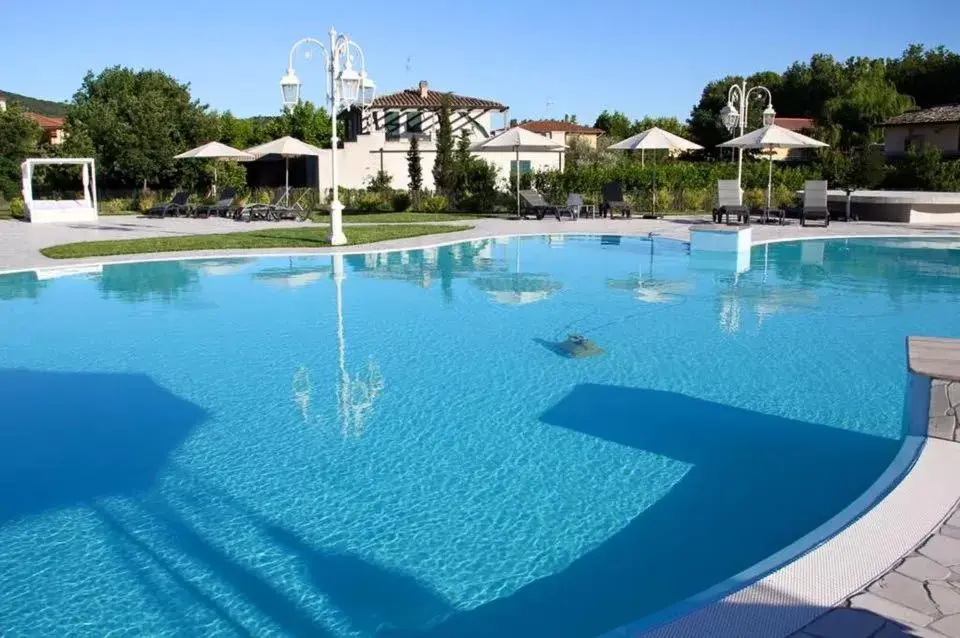 Swimming Pool in Hotel Columbus sul Lago