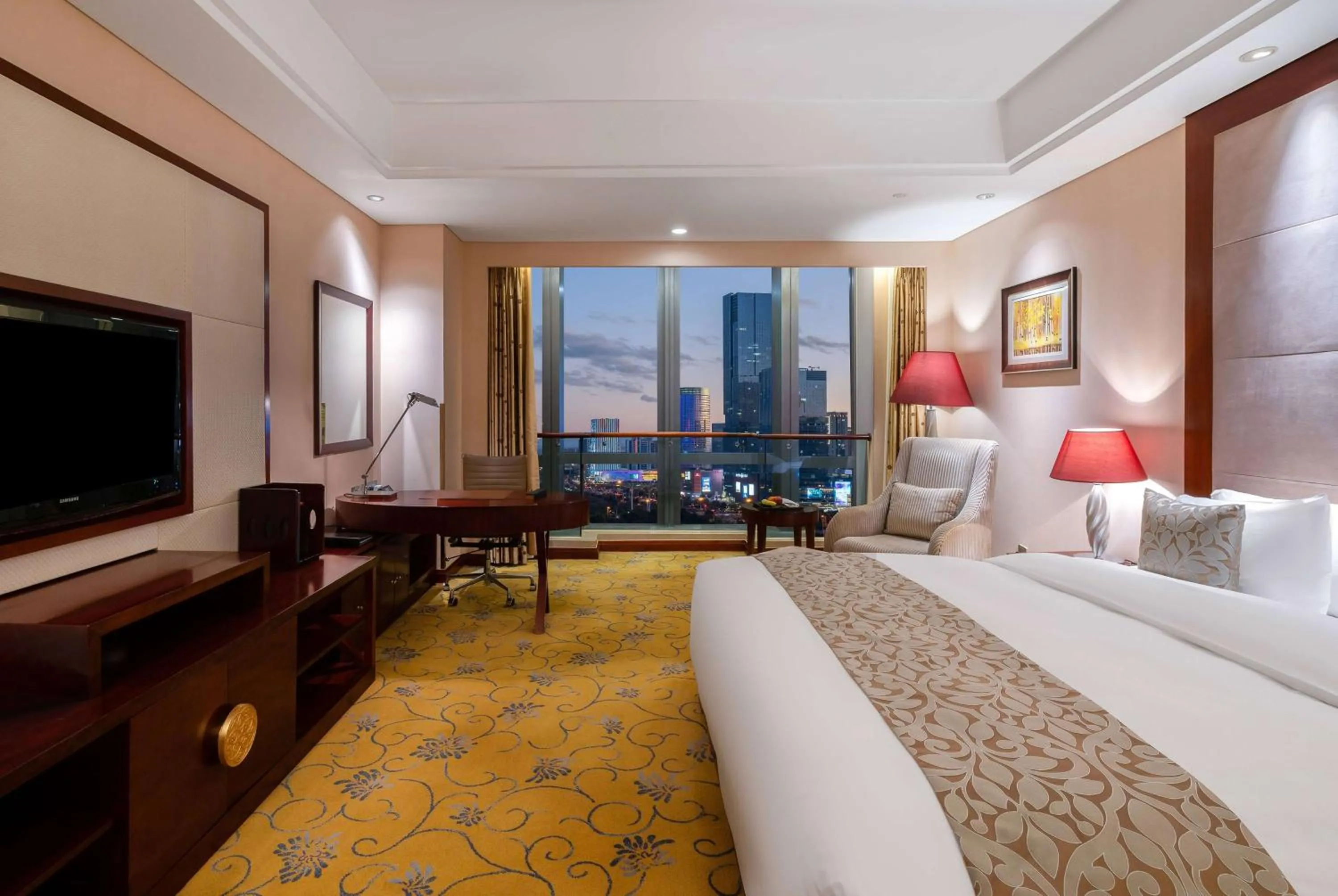 Photo of the whole room, Bed in Howard Johnson Tropical Garden Plaza Kunming