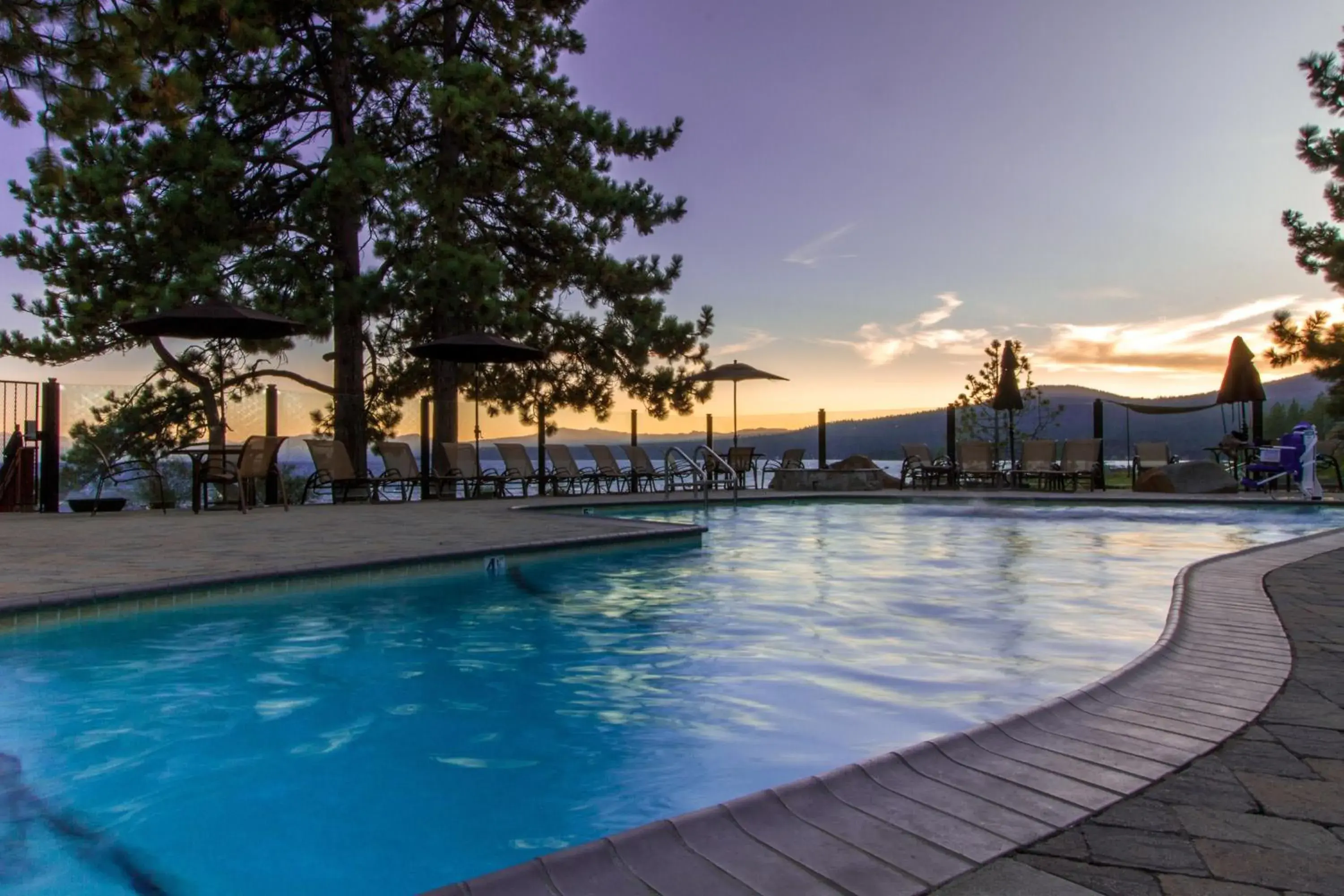 Swimming Pool in Red Wolf Lakeside Lodge