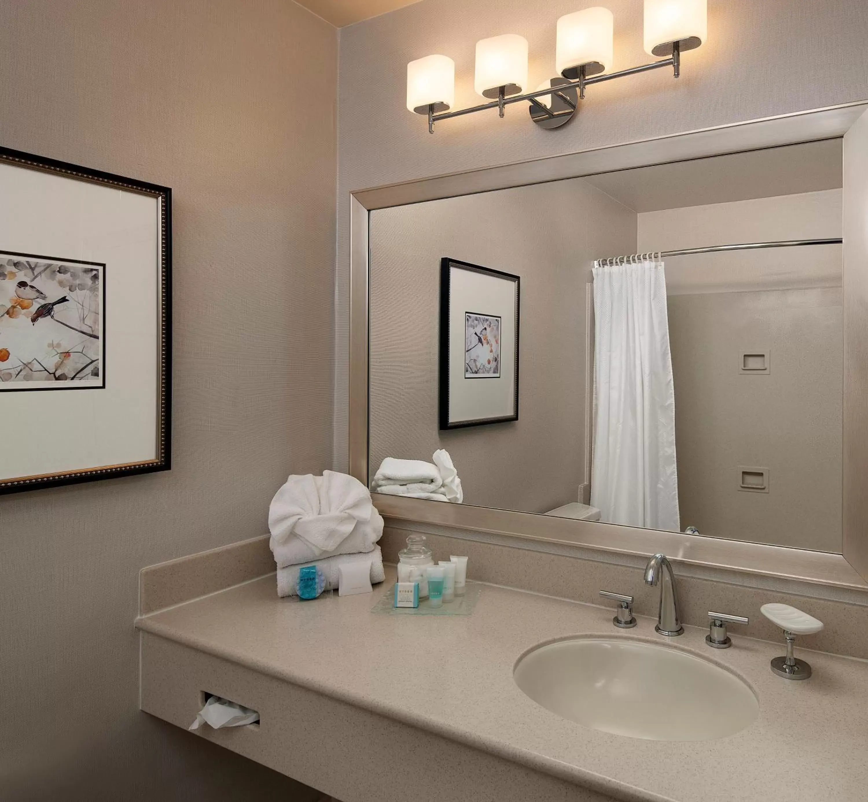 Bathroom in Pelican Inn & Suites