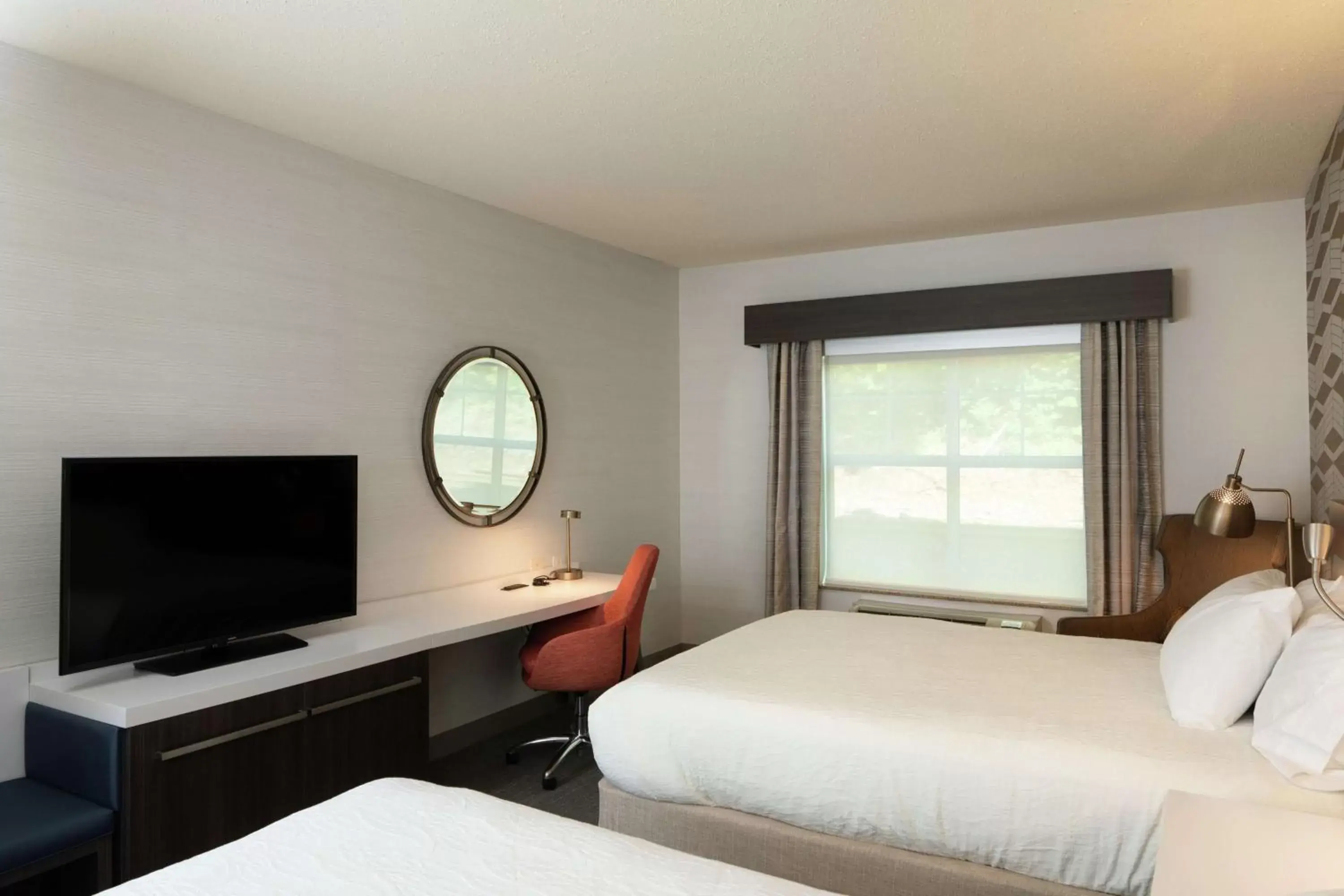 Bedroom, TV/Entertainment Center in Hilton Garden Inn Freeport Downtown