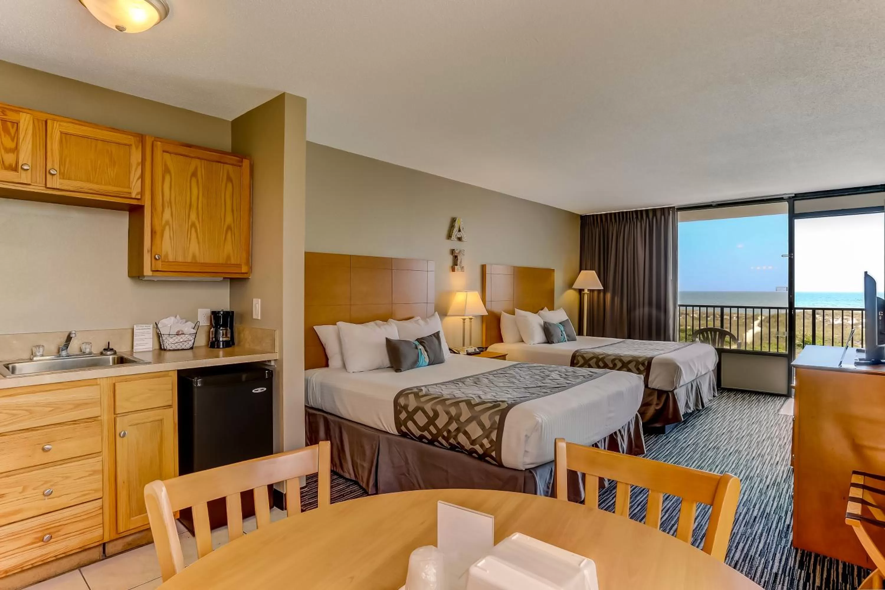 Photo of the whole room, Bed in Beachside Motel - Amelia Island