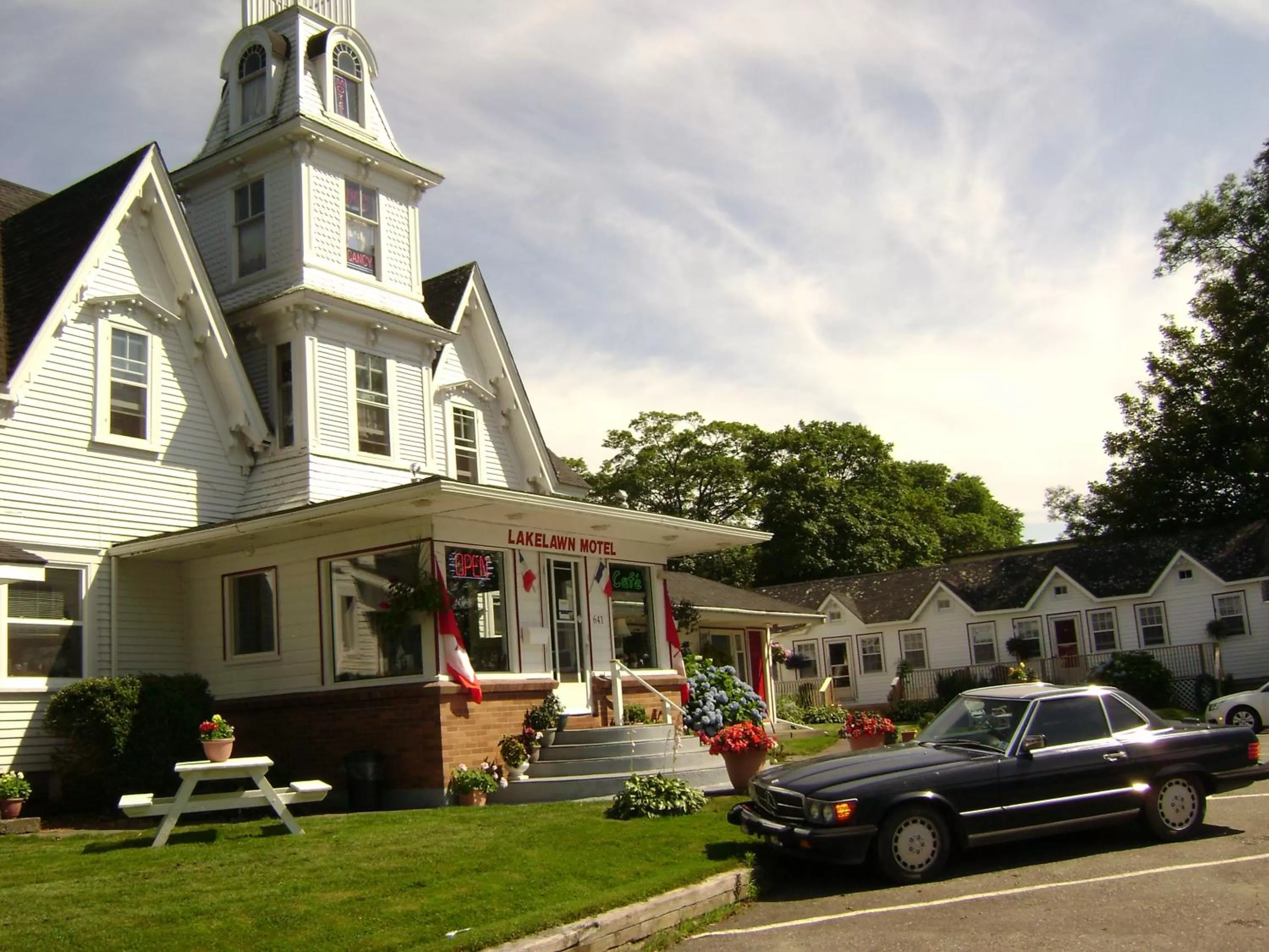 Property building in Lakelawn B&B and Motel