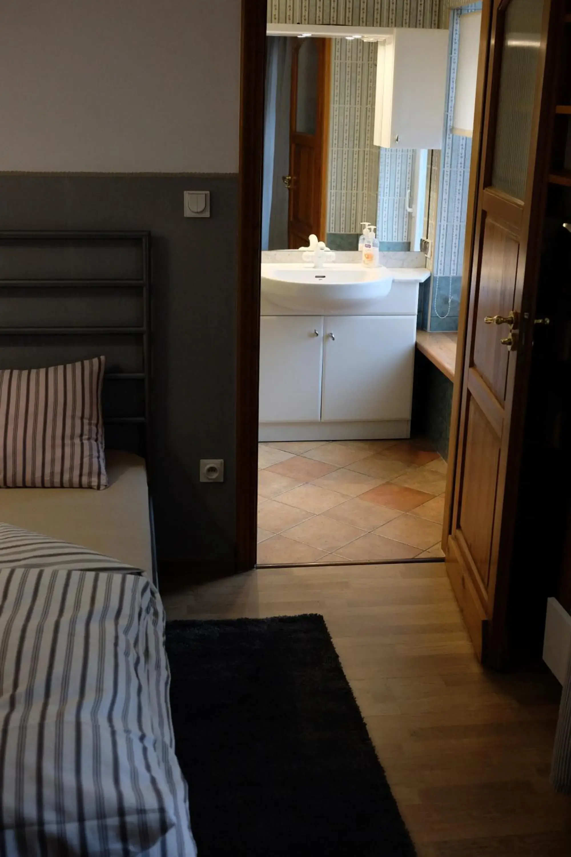 Bathroom, Bed in Academus - Cafe/Pub & Guest House